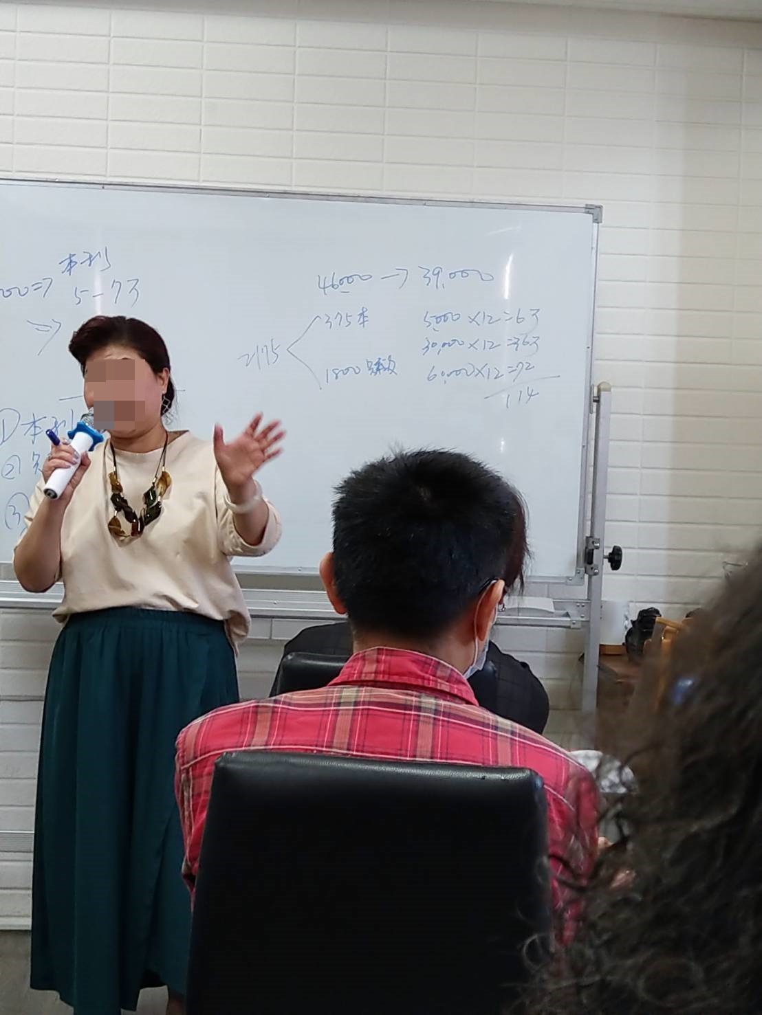 綽號江媽的廖女成立收費投資房地產講座,遭民眾指控設局。(讀者提供)