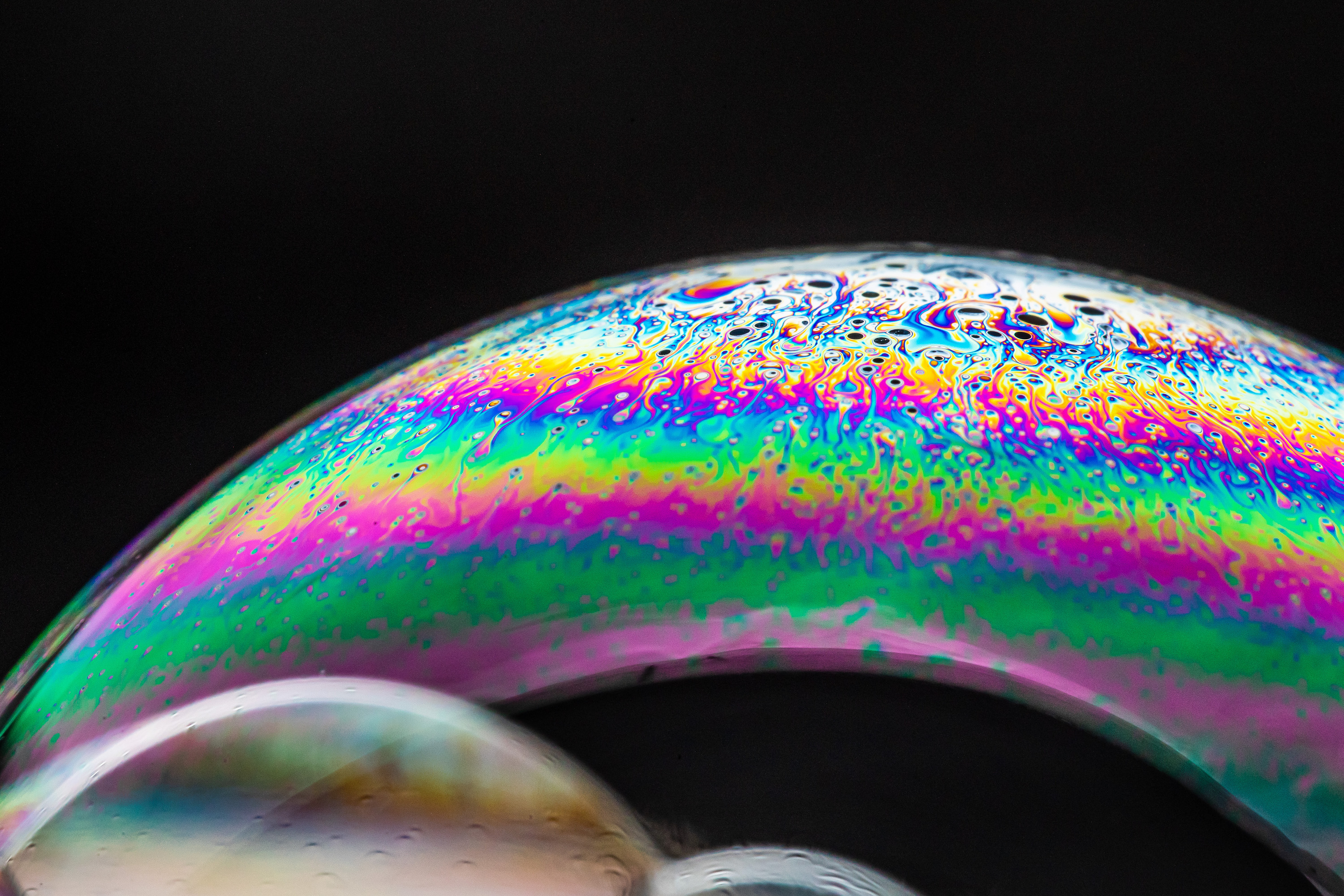 搭配適當的光線，近距離拍攝泡泡表面的分子流動，感覺像是小星球般的夢幻。