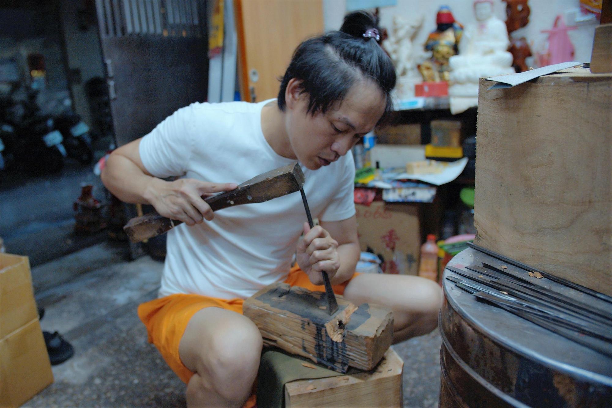 黃鐙輝為演好《神之鄉》中自閉症木雕師角色,半夜勤練木雕驚醒丈母娘以為鬧鬼。(東森提供)