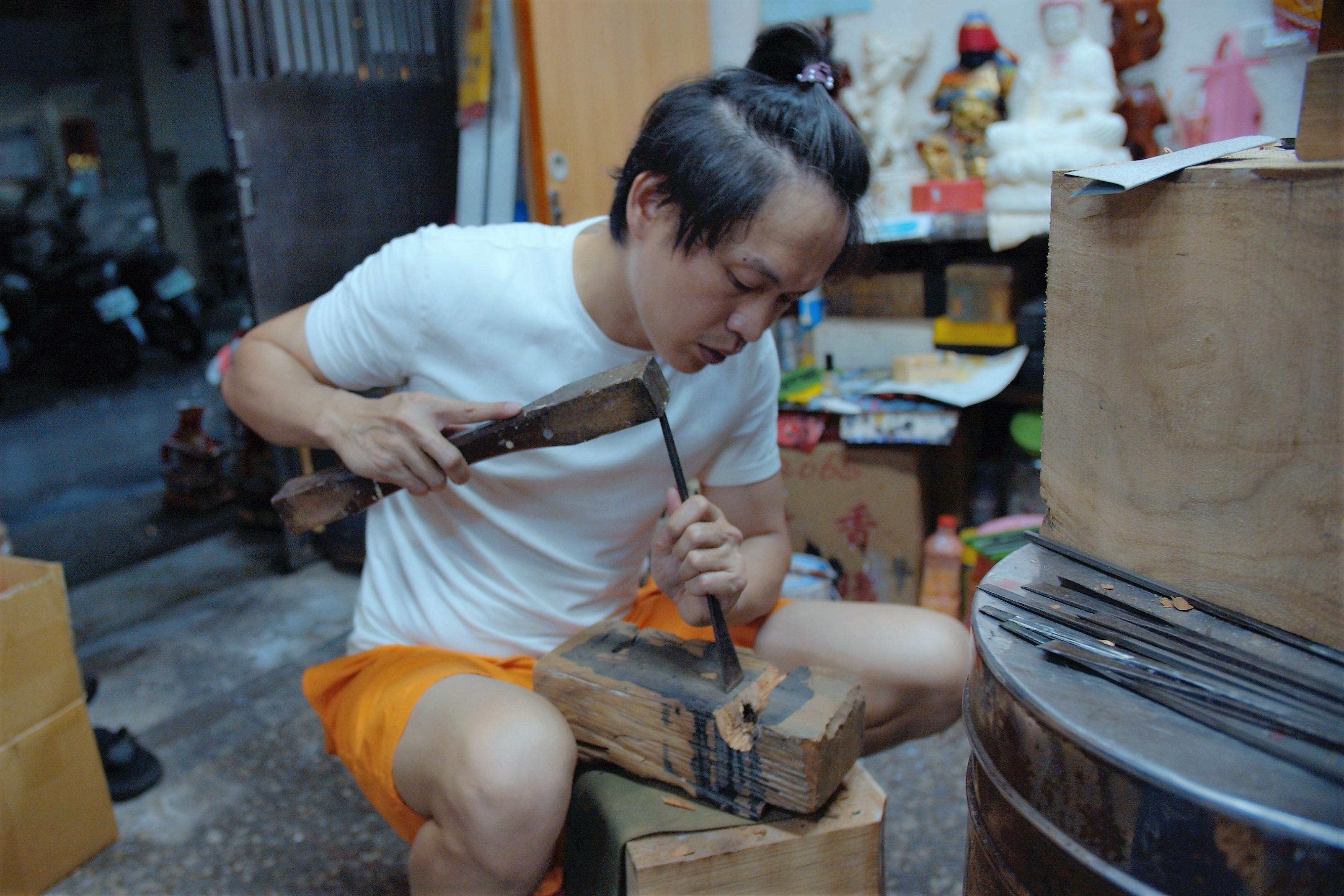 黃鐙輝為演好《神之鄉》中自閉症木雕師角色，半夜勤練木雕驚醒丈母娘以為鬧鬼。（東森提供）