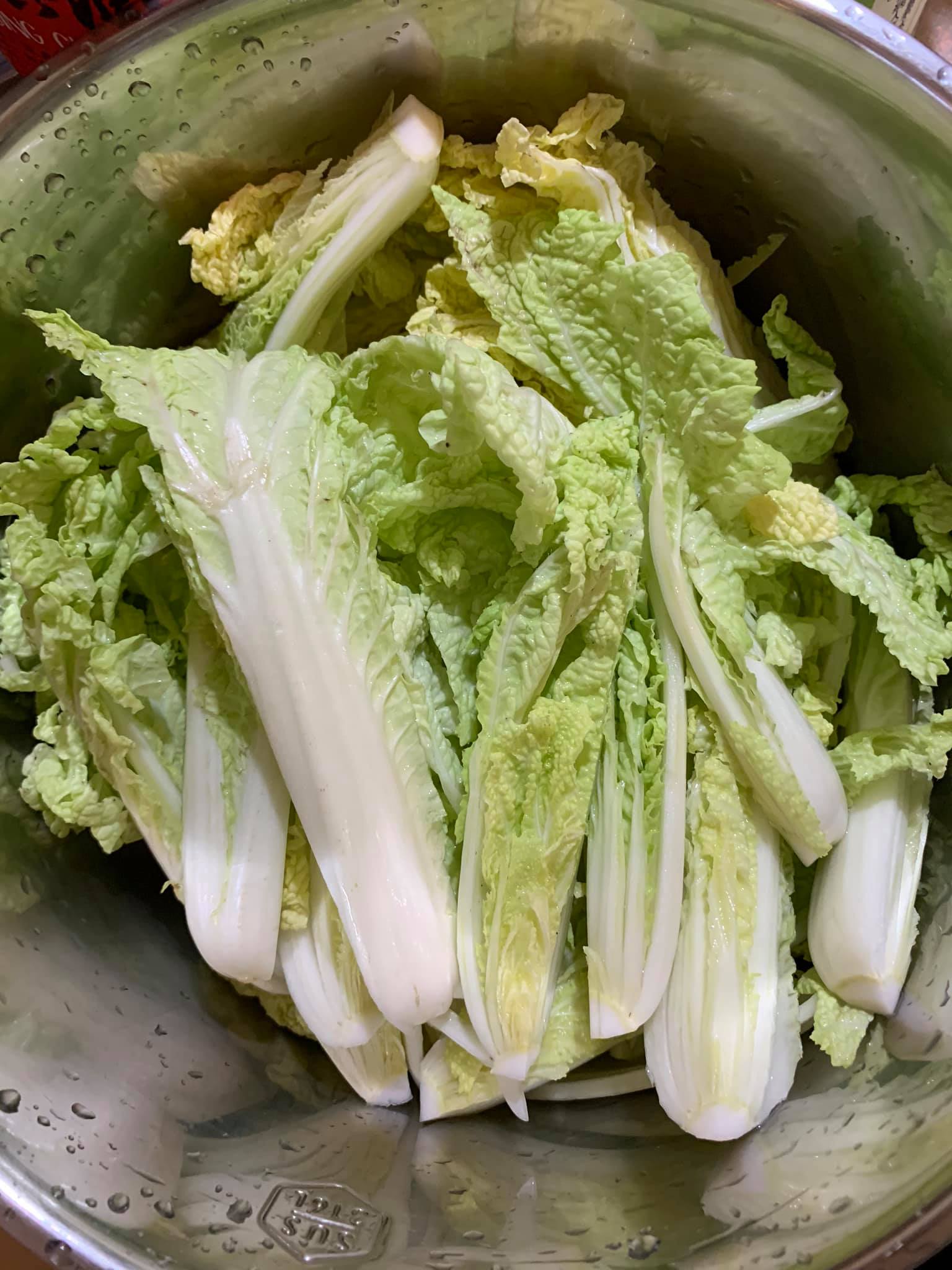 娃娃菜一切四。
