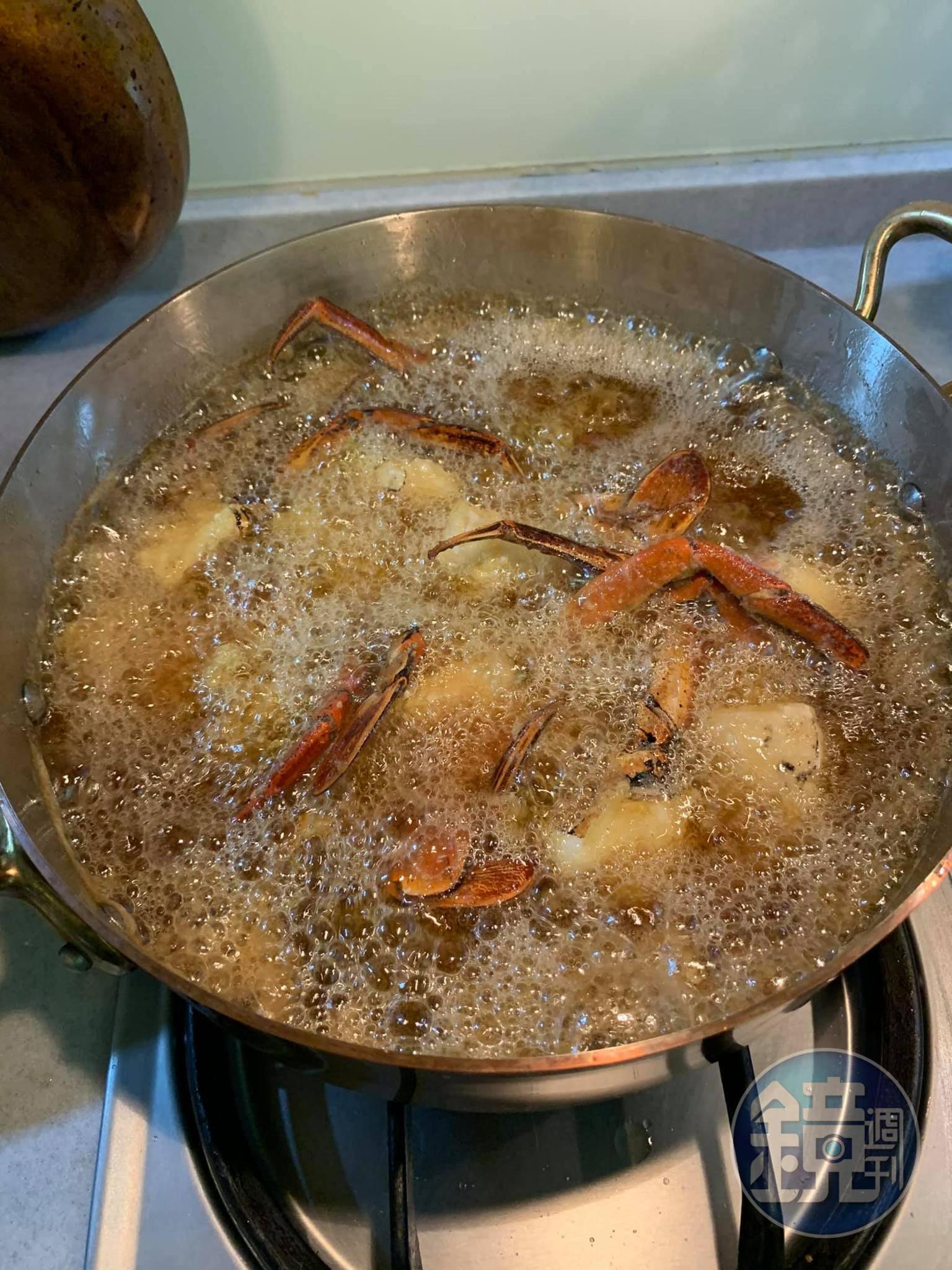 起油鍋炸蟹塊，避免肉縮。