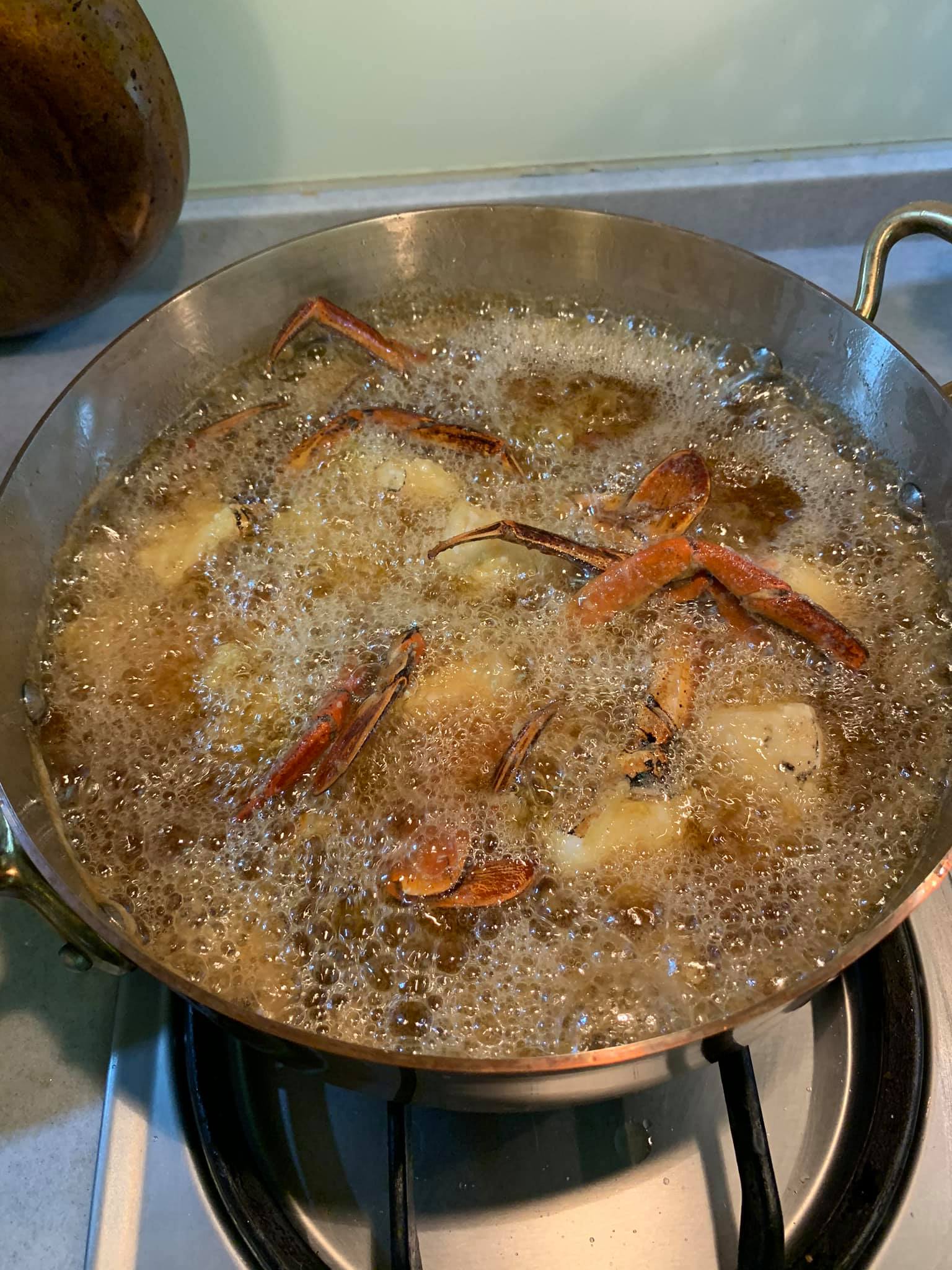起油鍋炸蟹塊，避免肉縮。