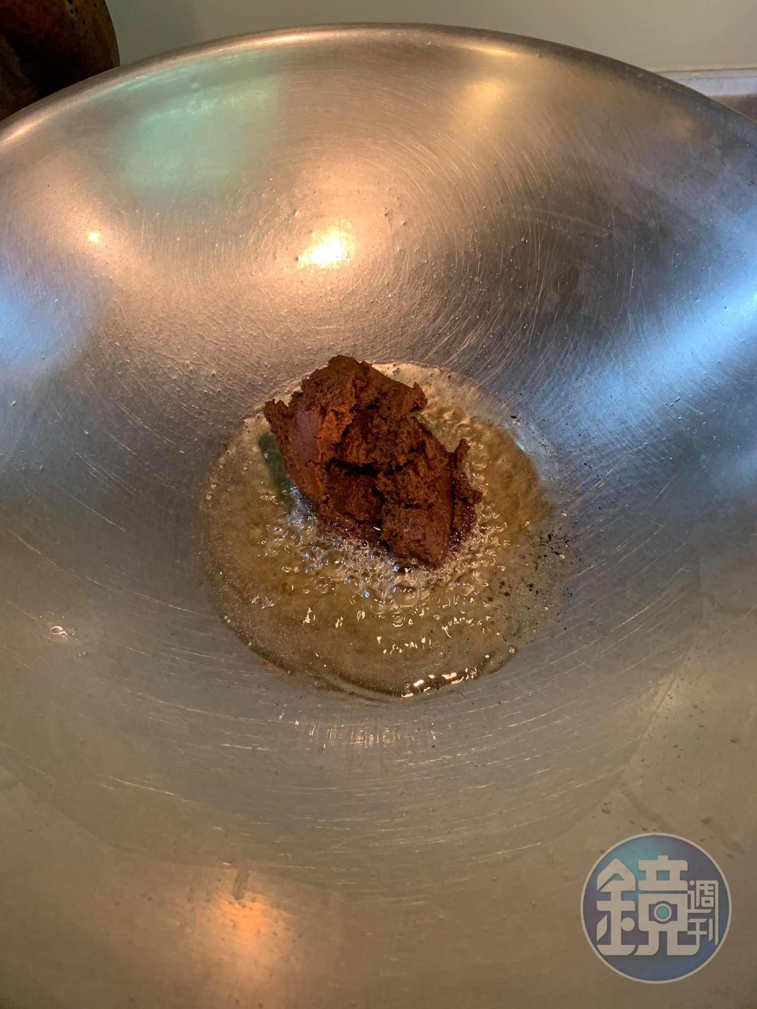 另起一鍋開始炸甜麵醬。