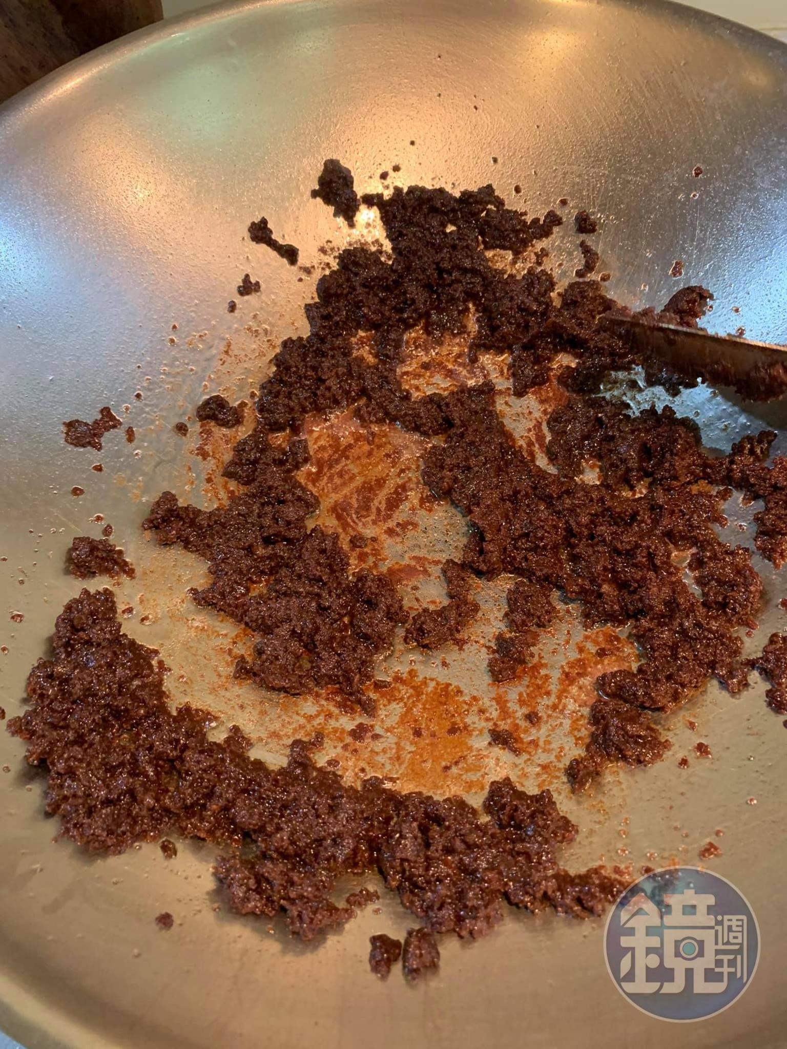 甜麵醬要慢慢炸，炸到發出香味。