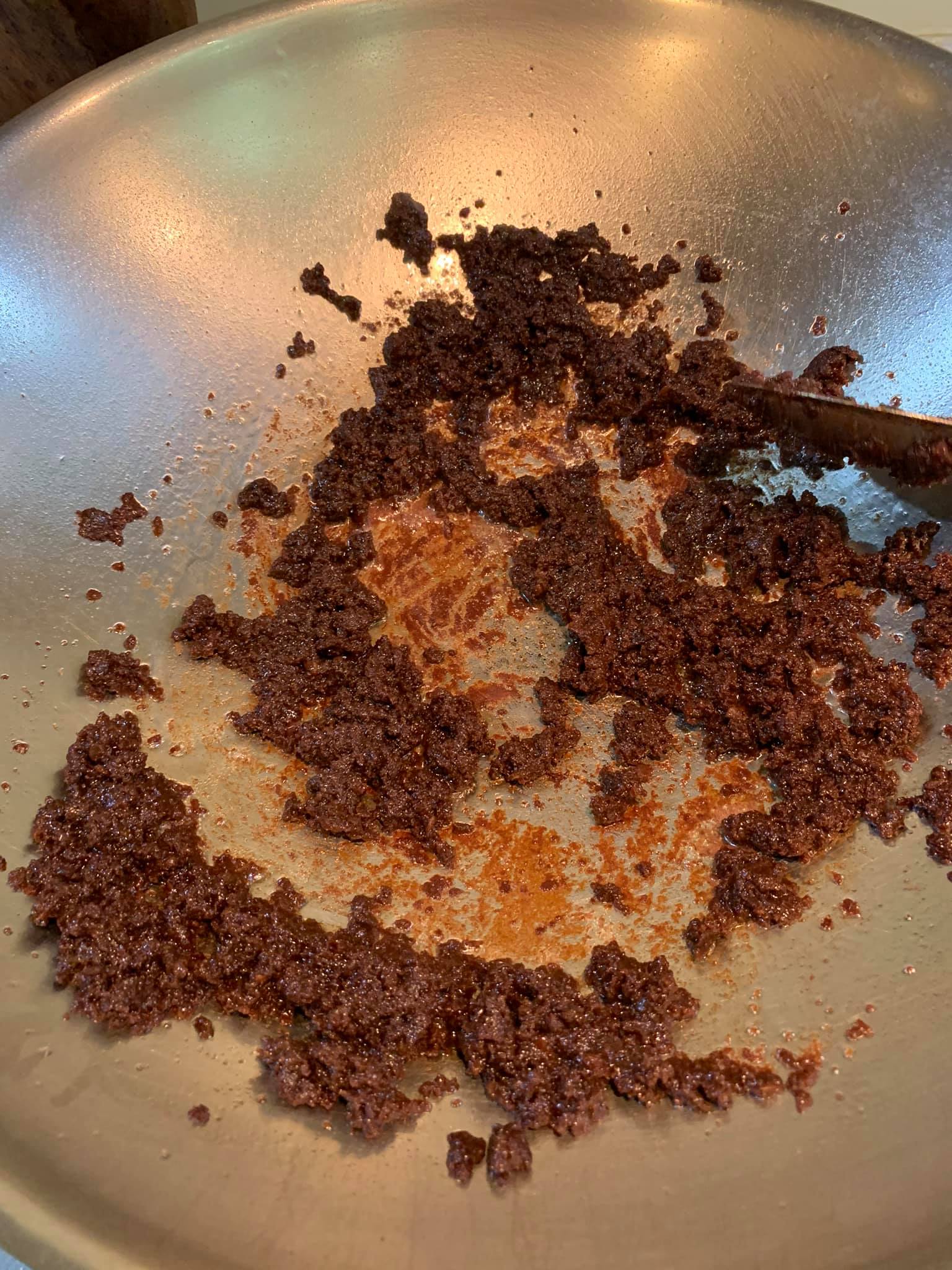 甜麵醬要慢慢炸，炸到發出香味。
