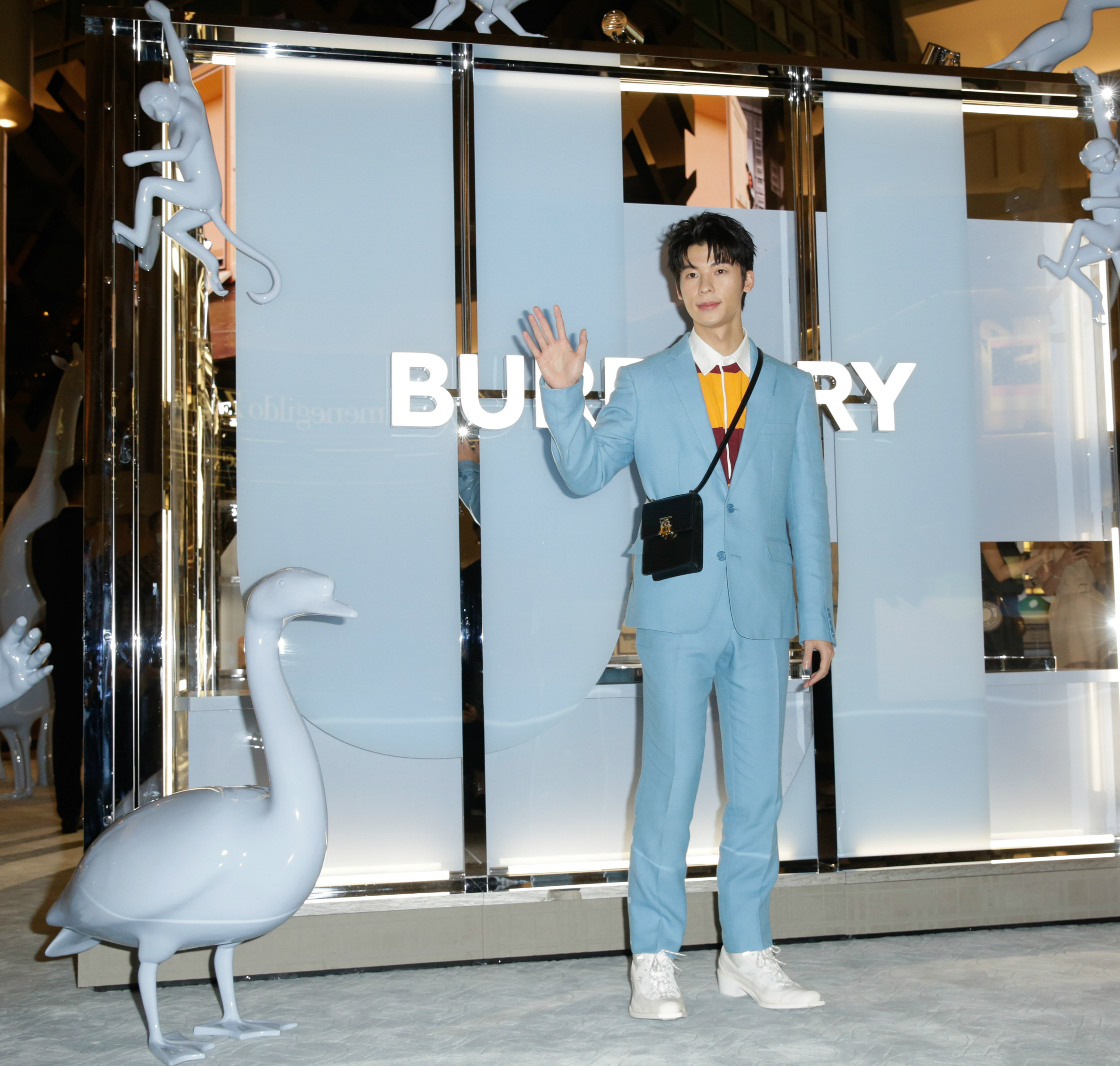 許光漢身著BURBERRY粉藍色西裝（NT$65,000）、長褲（NT$32,500）趴配撞色Polo衫（NT$29,900）。