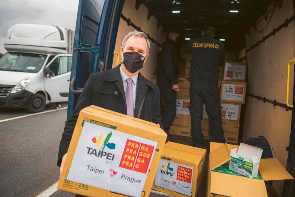 北市府捐贈的口罩抵達布拉格,市長賀吉普親迎並搬下。(翻攝自柯文哲臉書)