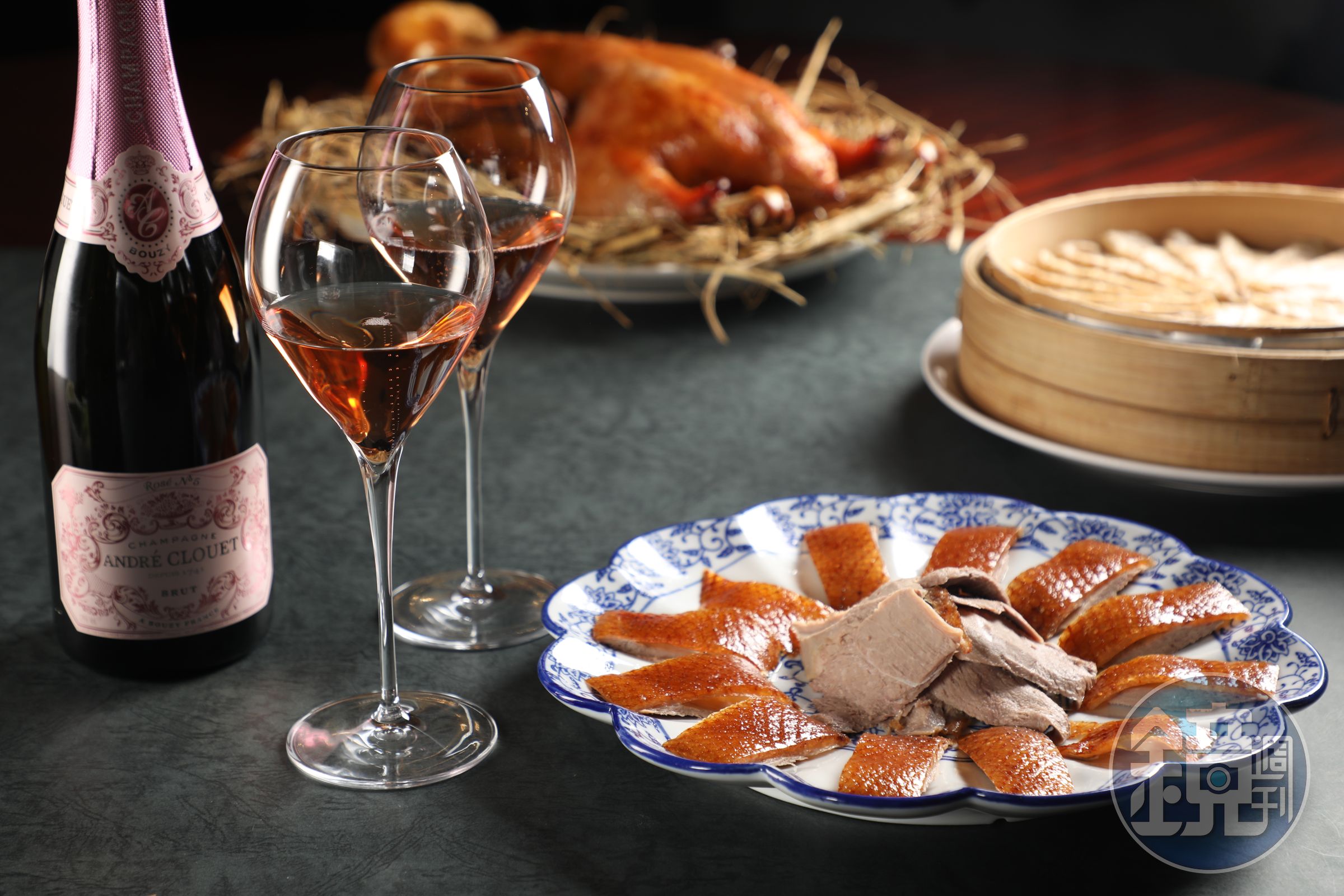 「Andre Clouet “Rose No.5”, Brut Rose, NV」（左，2,400元／瓶）濃重帶勁，突顯「秘制脆皮鵝」（右，3,480元／隻）的乾淨脂香。