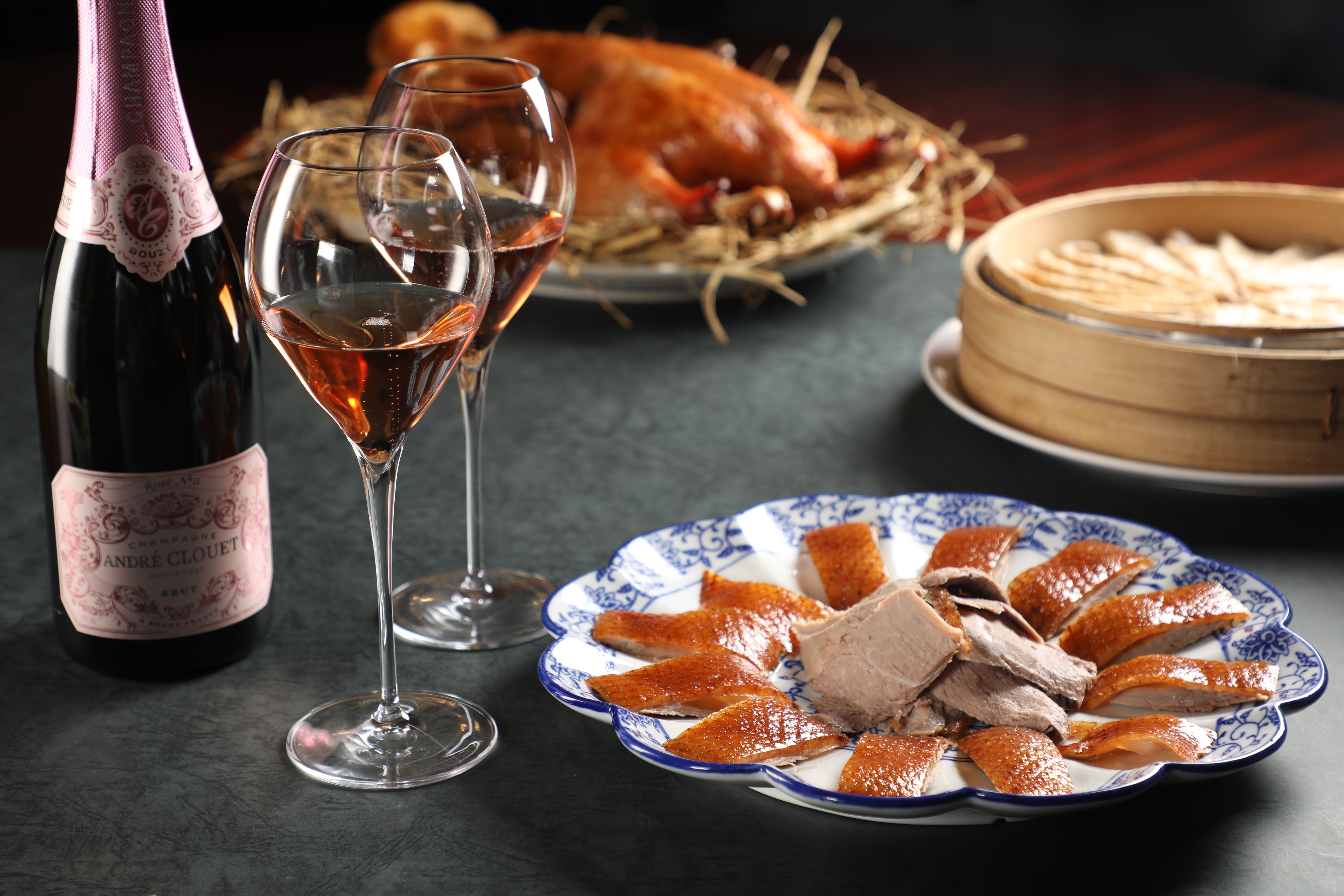 「Andre Clouet “Rose No.5”, Brut Rose, NV」（左，2,400元／瓶）濃重帶勁，突顯「秘制脆皮鵝」（右，3,480元／隻）的乾淨脂香。