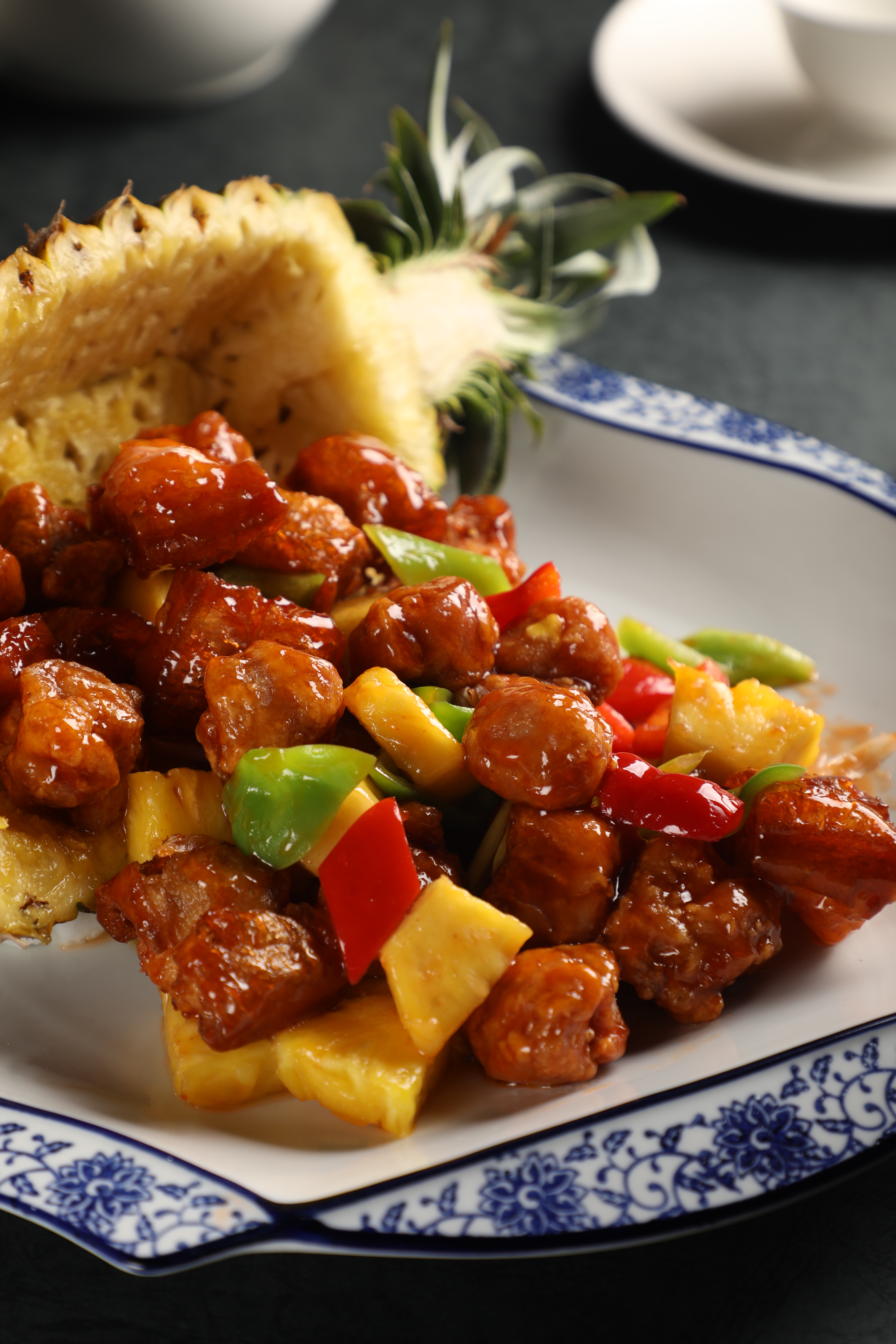 「百花生炒骨」是討喜的糖醋咕咾肉，加上塞滿蝦仁漿的老油條，多了脆彈口感。（1,200元／大份）