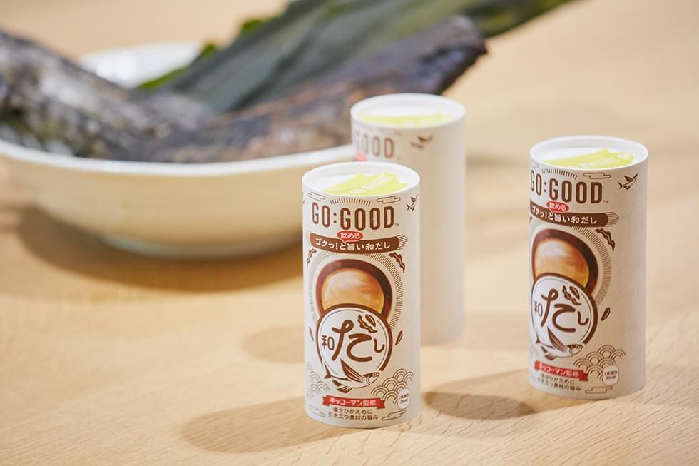 日本可口可樂推出日式高湯口味的罐裝飲料。(翻攝自日本コカ・コーラ官方網站)