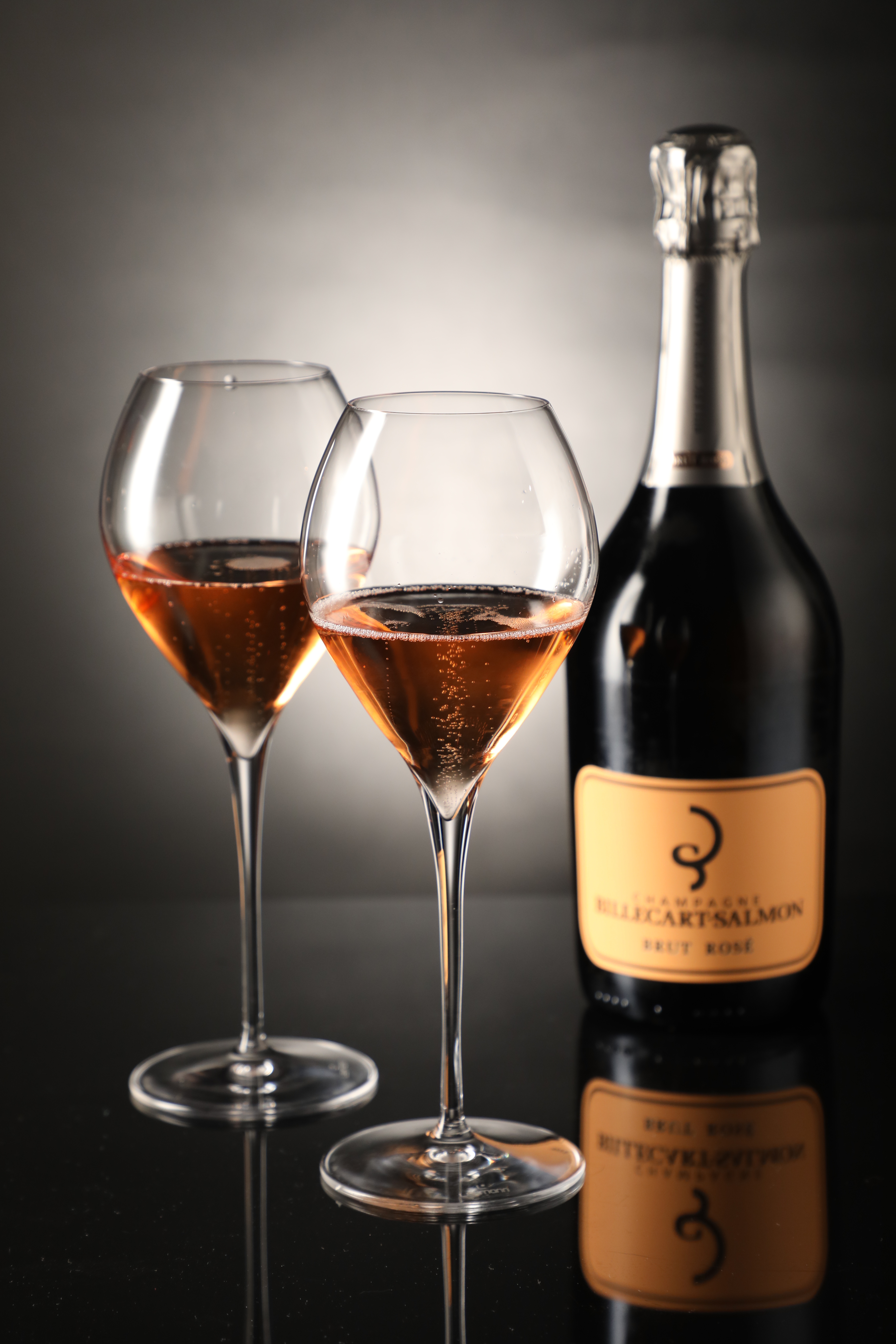 「Billecart-Salmon, Brut Rose, NV」散發青檸、柑橘的新鮮果酸，呼應咕咾肉的酸甜。（2,500元／瓶）