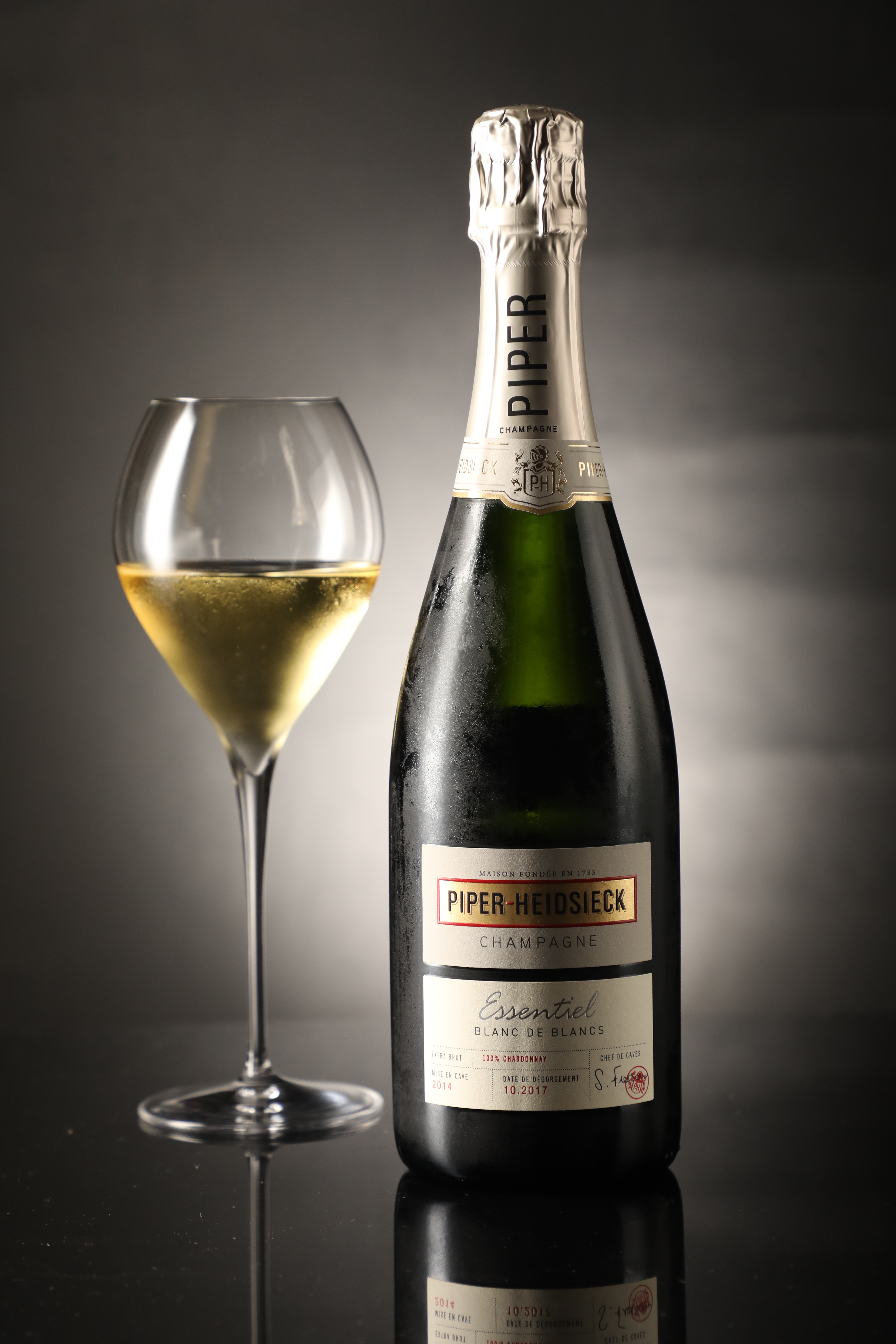 「Piper Heidsieck “Essential”, Blanc de Blanc, NV」清爽甘甜，提升醉乳鴿的鮮甜。（2,300元／瓶）