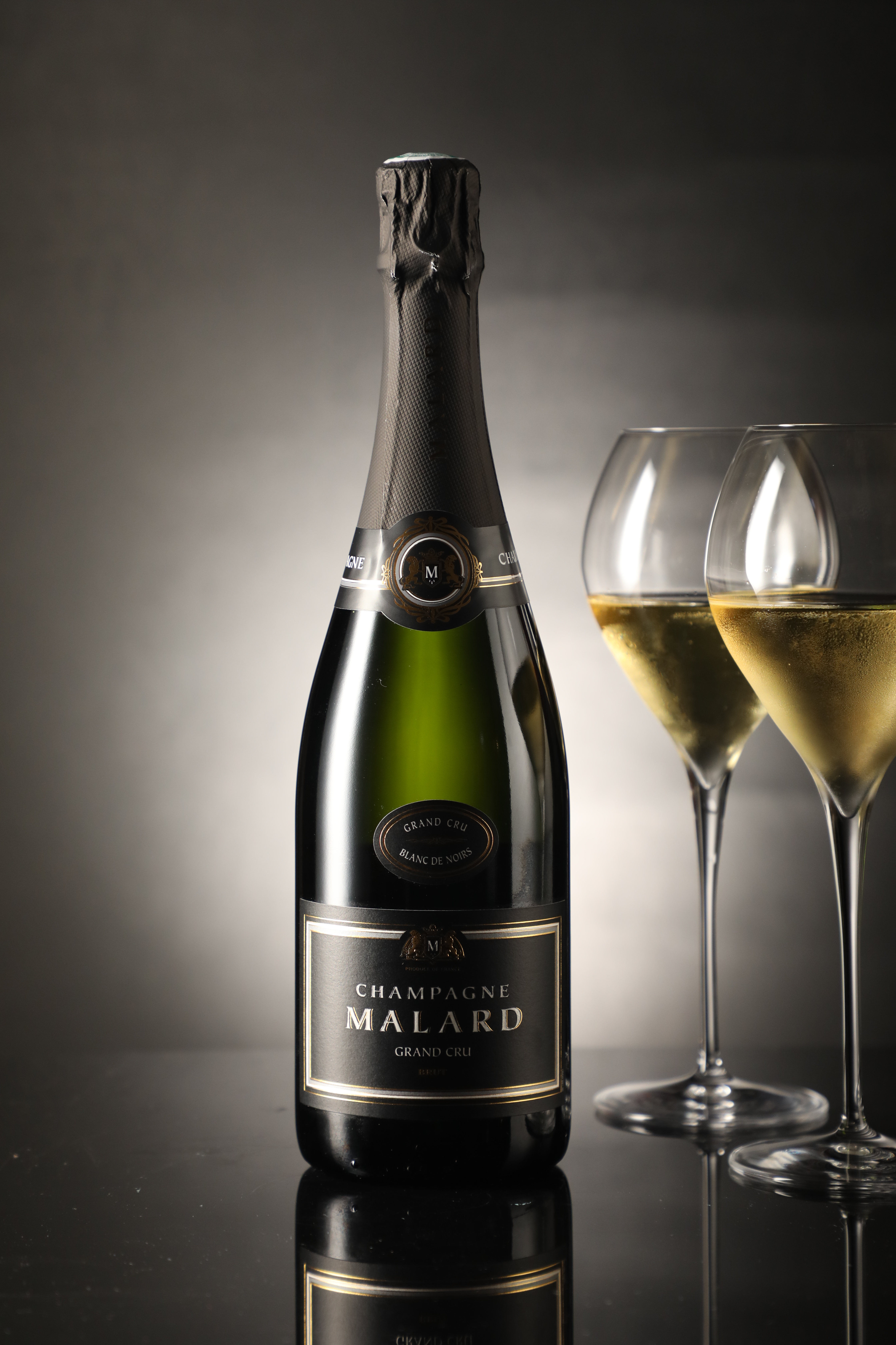 「Malard, Grand Cru, Blanc de Noir, NV」採用特級園的黑皮諾釀造，結構厚實馥郁，與牛小排豐富調味相融合。（2,400元／瓶）
