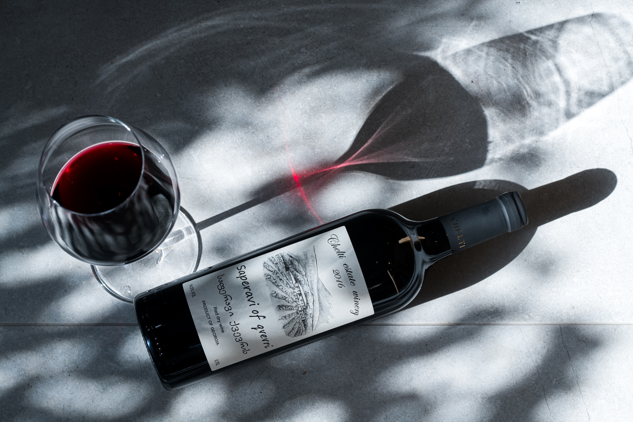 「2016 失落的上帝山谷Saperavi of Qvevri Red Dry」以陶甕中陳釀，香氣豐滿帶礦物鹹味。（2,250元／瓶）
