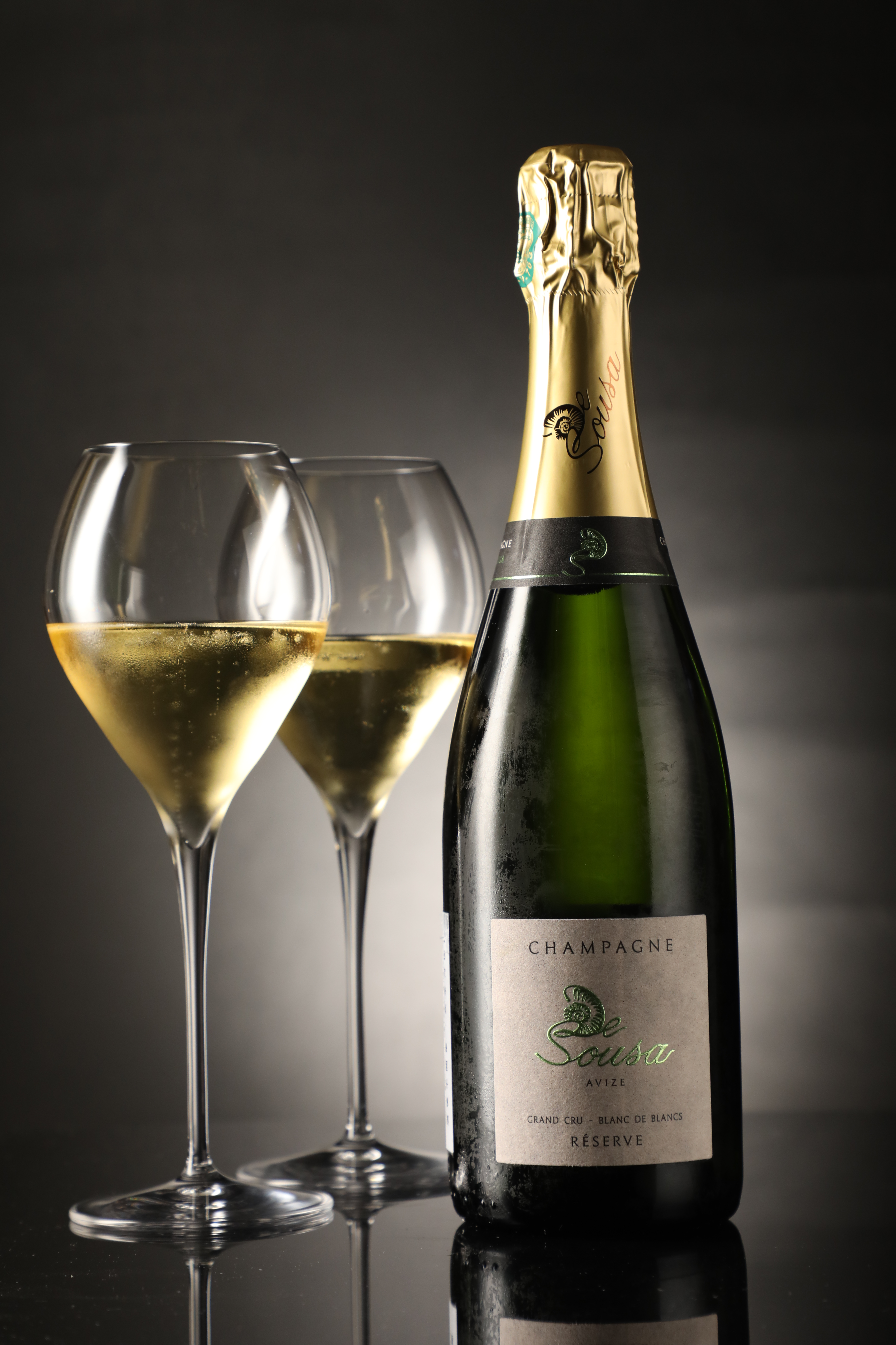 「De Sousa, Brut Reserve, NV」的柑橘調性，調和避風塘星斑的辣勁。（2,400元／瓶）