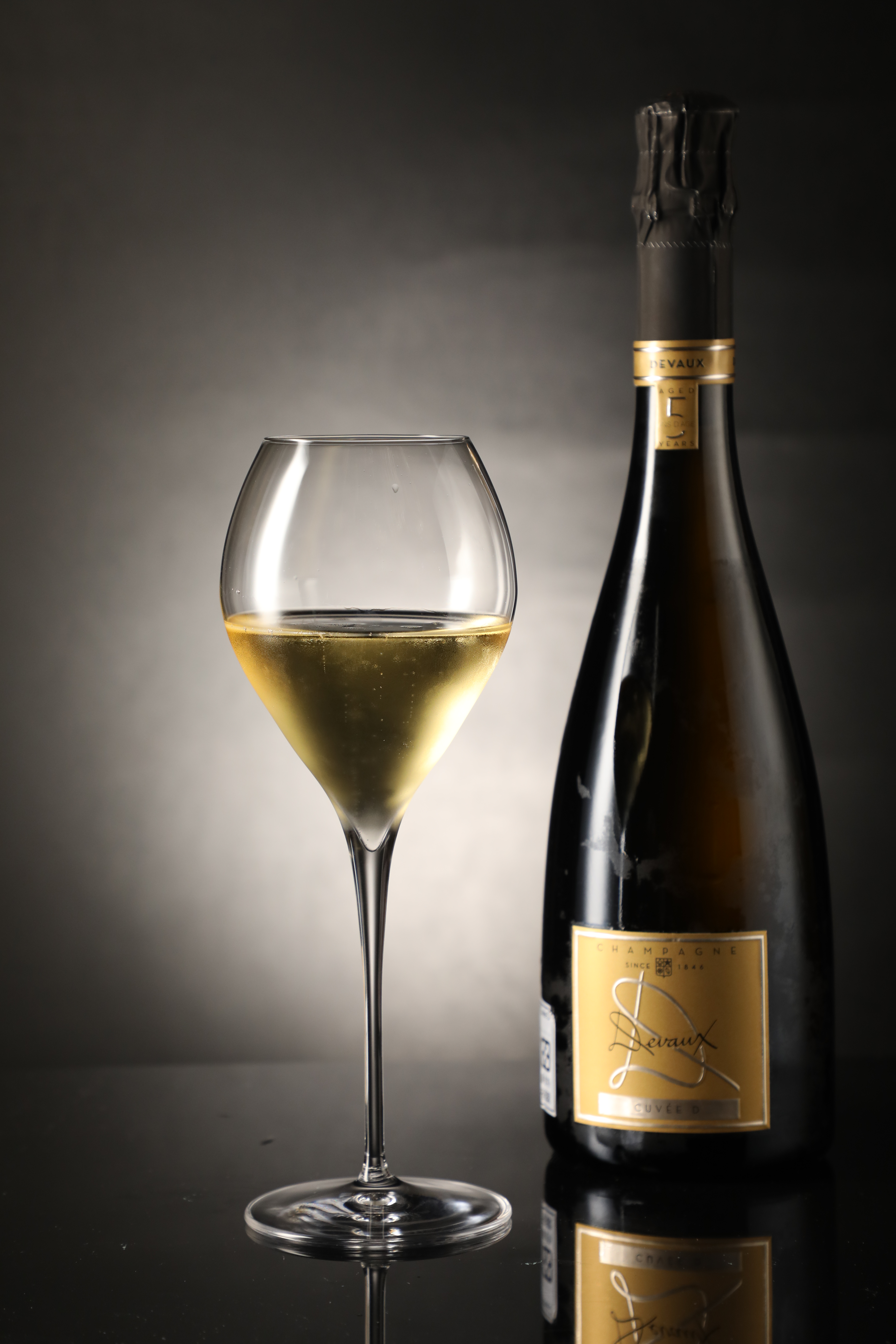「Devaux "Collection D", Brut, NV」窖藏陳年5年，圓潤酒感延續金湯蛋白鮑的濃稠。（2,500元／瓶）