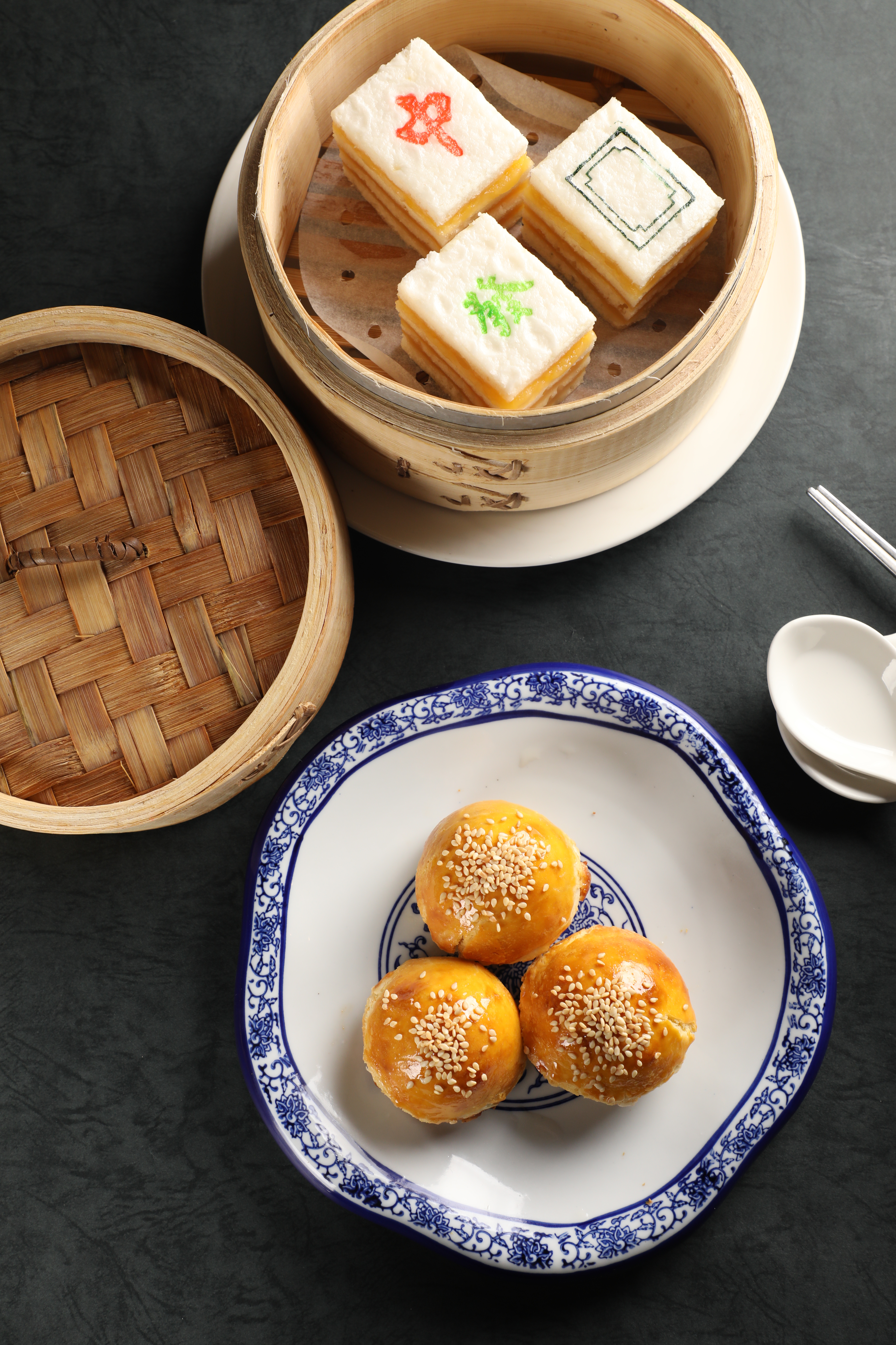 「金牌叉燒酥」酥皮分成上下兩層，化口性極佳。（前，135元／份）