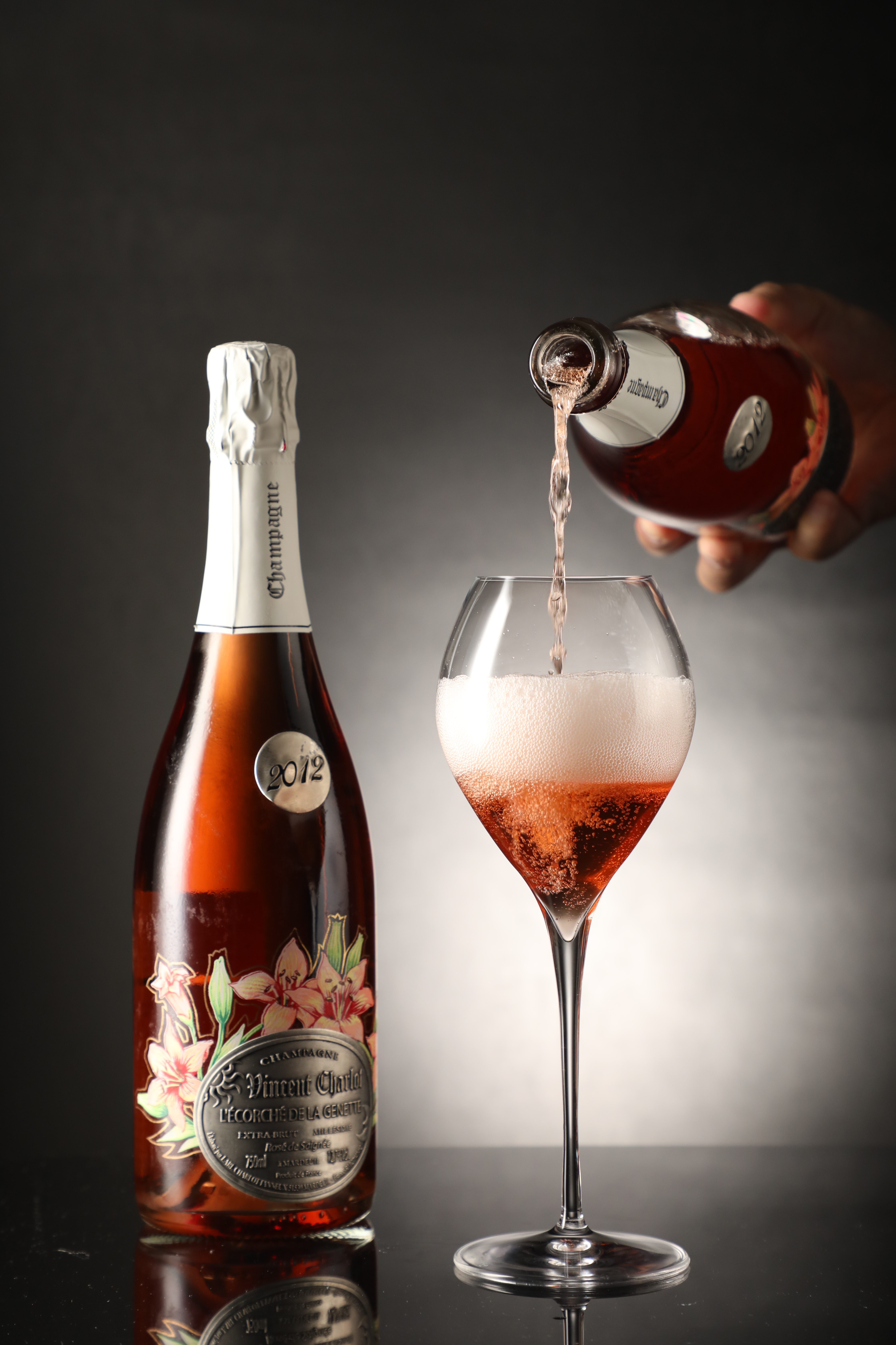 呈現鮭魚粉色澤「Vincent Charlot “L’Ecorche de la Genette”, Rose de Saignee, Extra Brut, 2012」使用放血法釀製，豐盈果香讓Charles一喝驚喜。（2,980元／瓶）