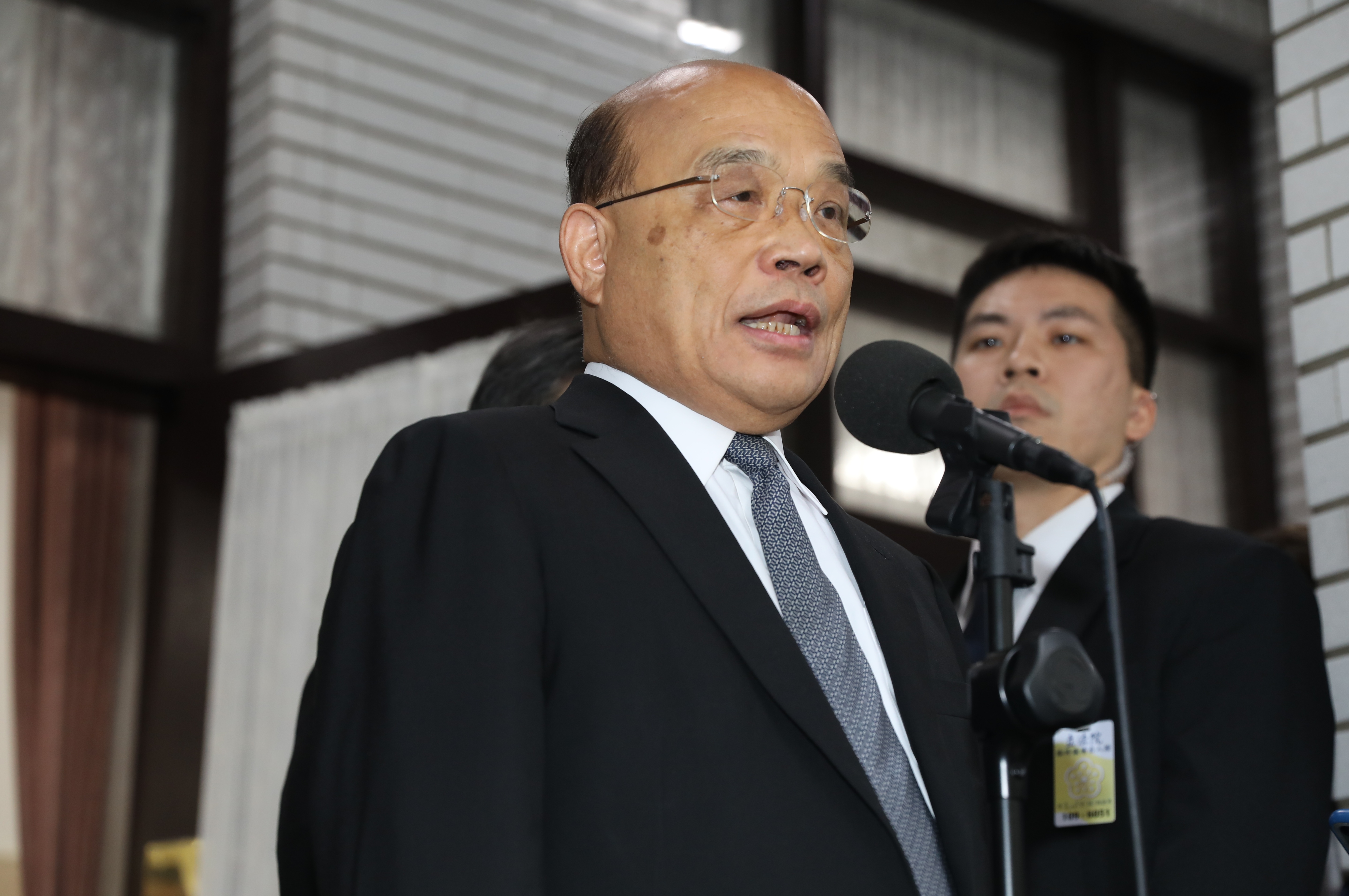 國民黨團為反對美豬3度杯葛議事，蘇貞昌批藍營霸佔主席台卻領高薪。