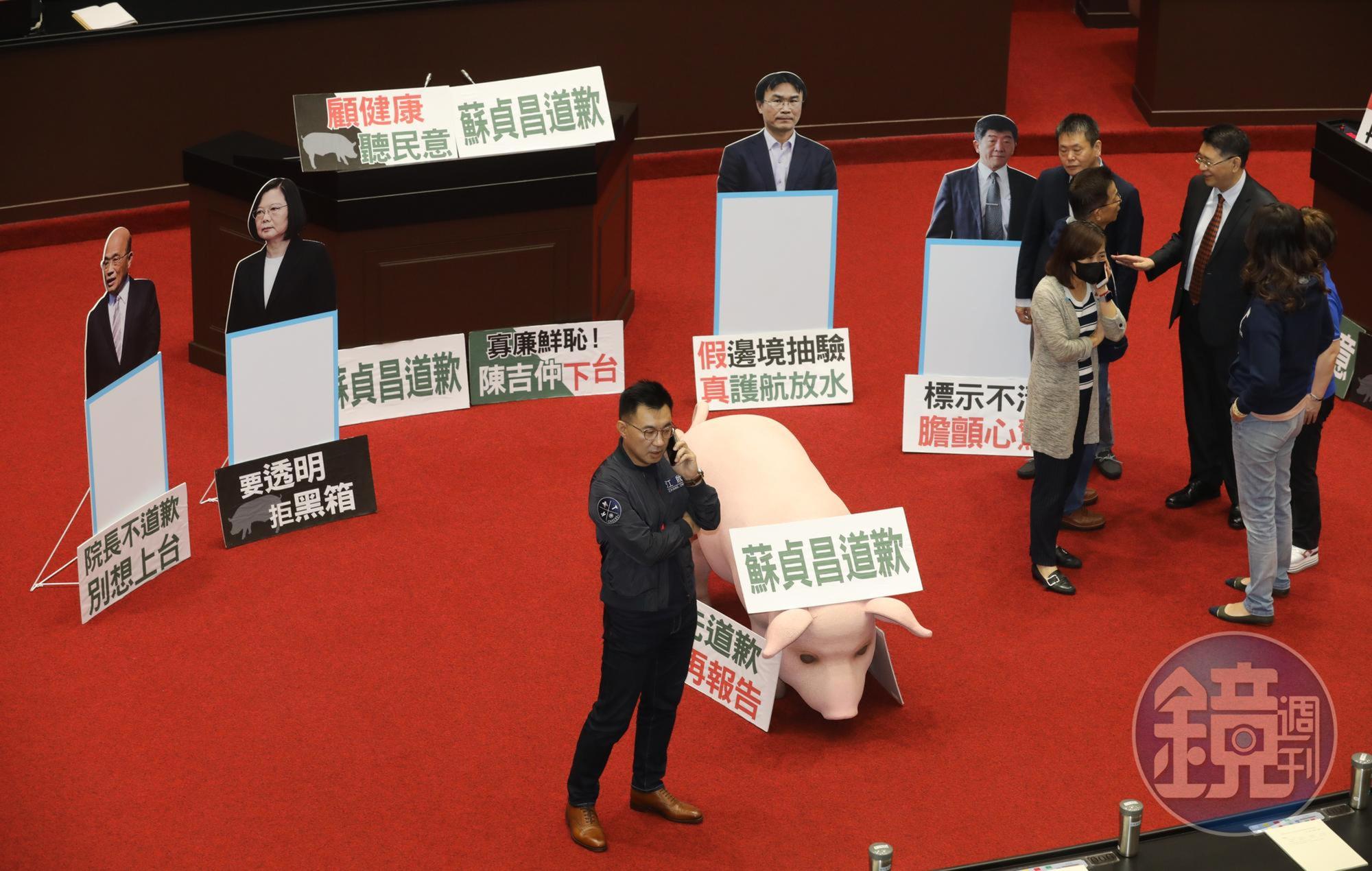 國民黨佔領議場，要求蘇貞昌為開放美豬一事道歉。
