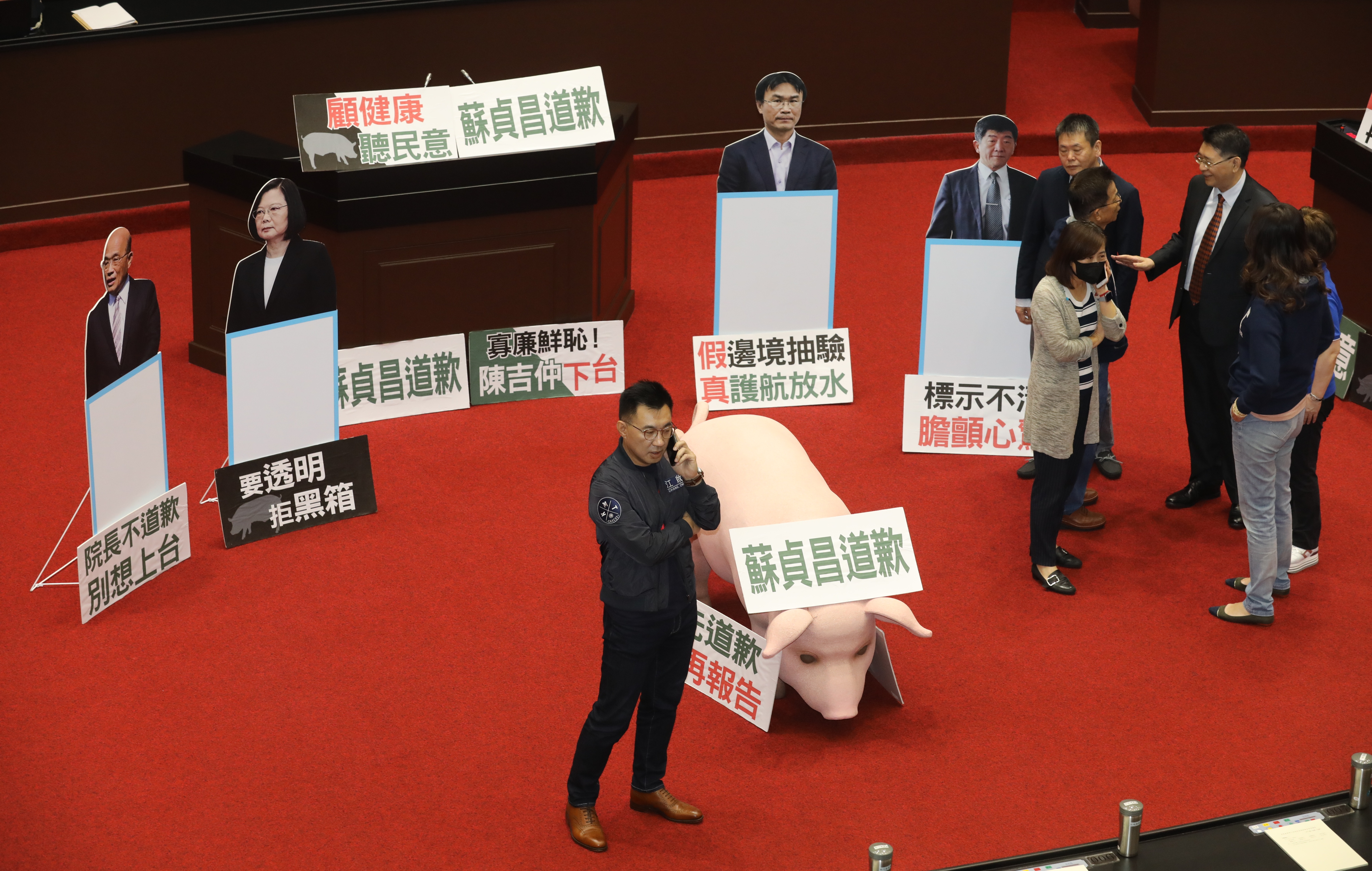 國民黨佔領議場，要求蘇貞昌為開放美豬一事道歉。