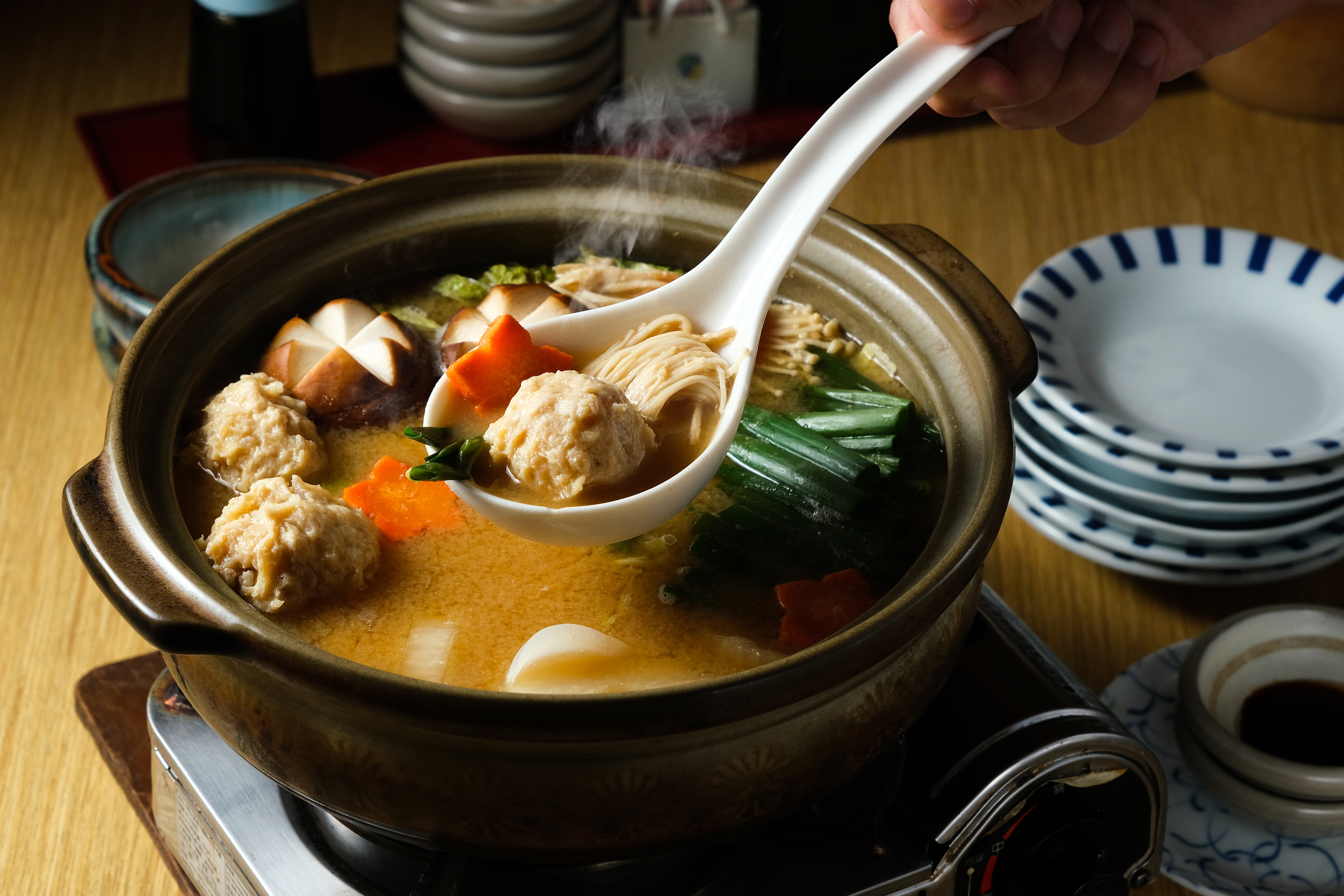 「味噌相撲火鍋」內的手打雞肉丸咬得到軟骨脆感，湯頭濃醇。（1,200元／中份，僅在10月至2月供應）