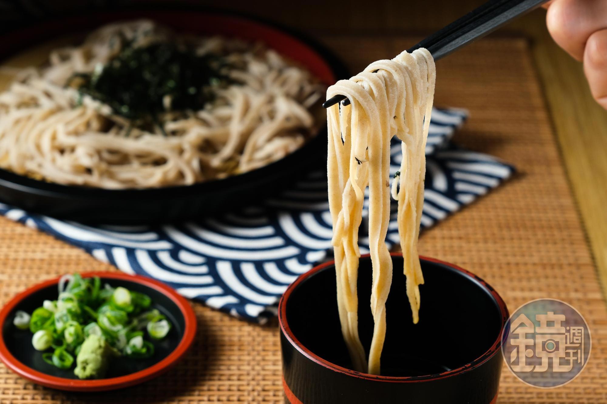 很有才華的老闆還會手打「冷蕎麥麵」,滑過食道的冰溜感很暢快。(300元/份)