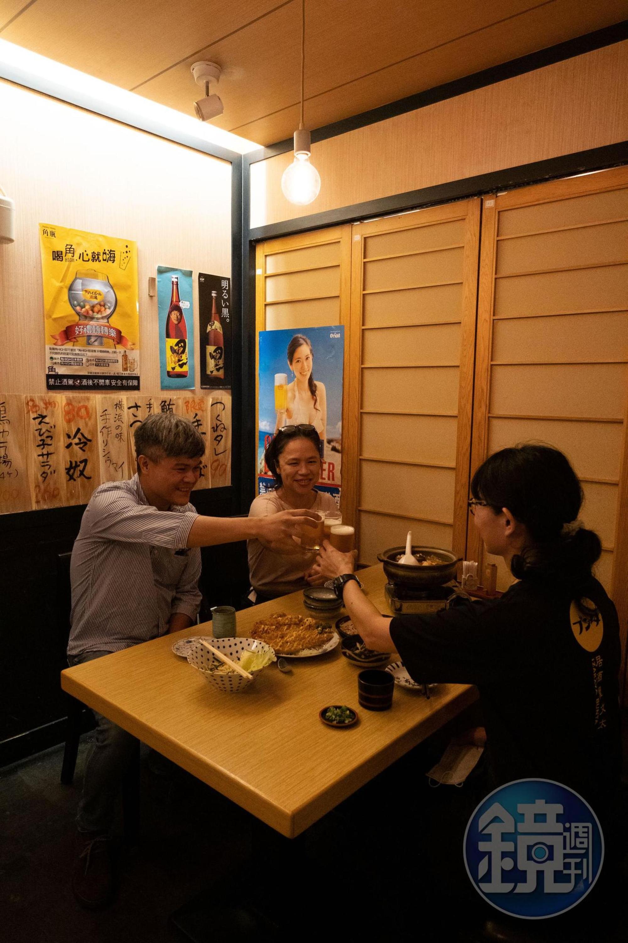 包廂頗具家庭的隨意溫馨感。