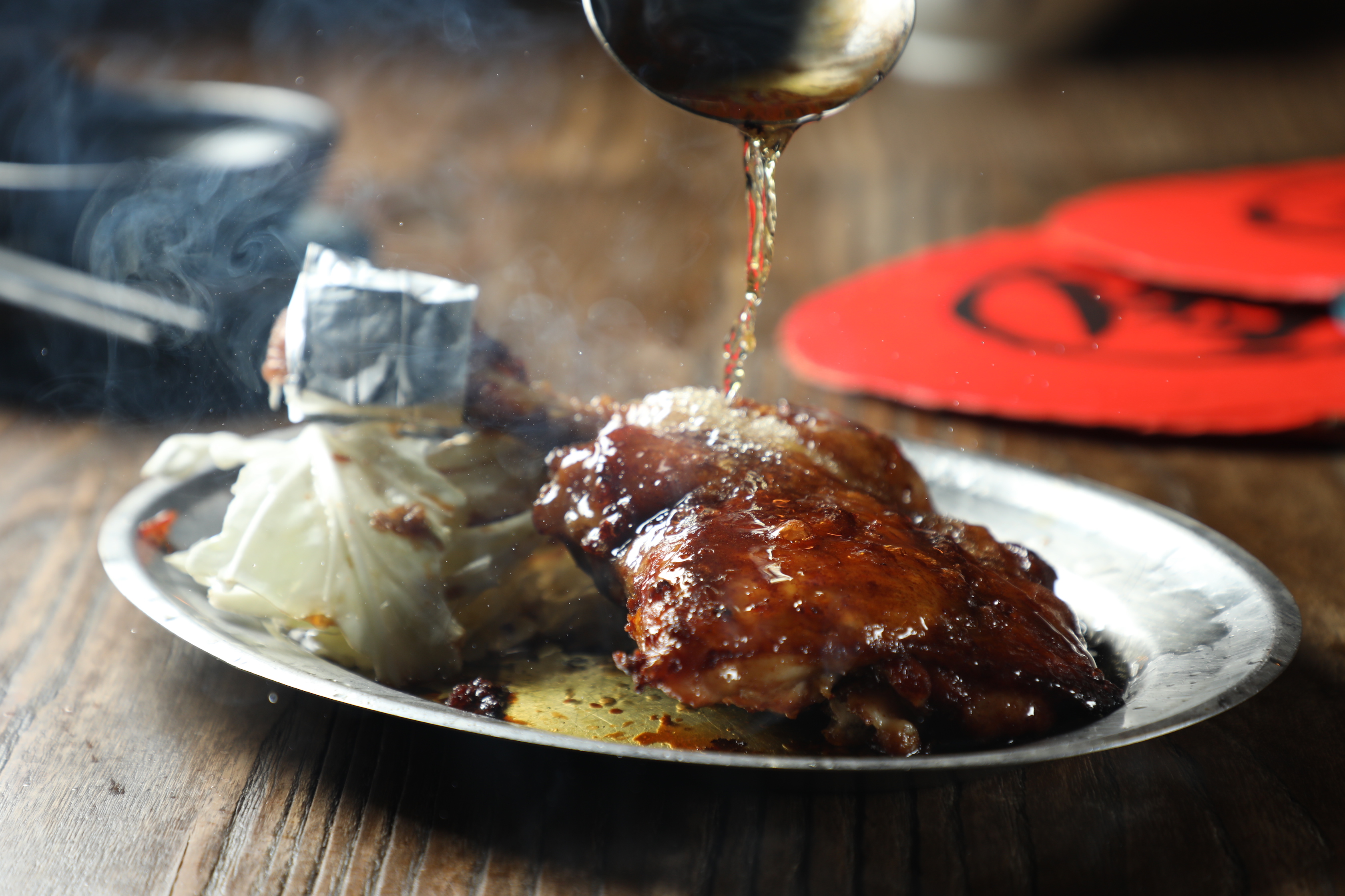 香川人愛吃整根的「帶骨雞腿」，上桌時現場淋上香味雞油，聲光效果最是逼人！（280元／支）