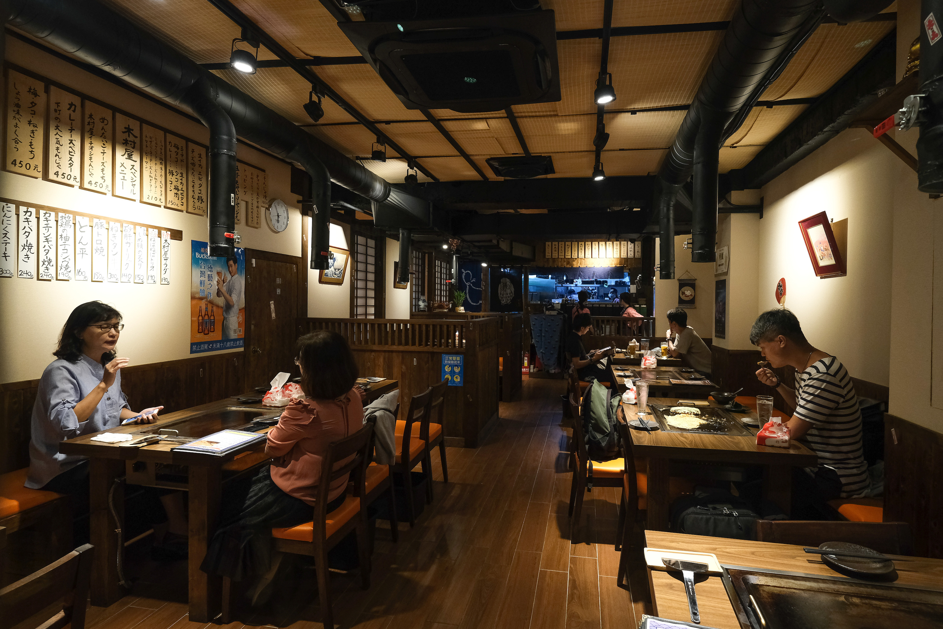 內裝建材也來自日本,打造下町懷舊風情。