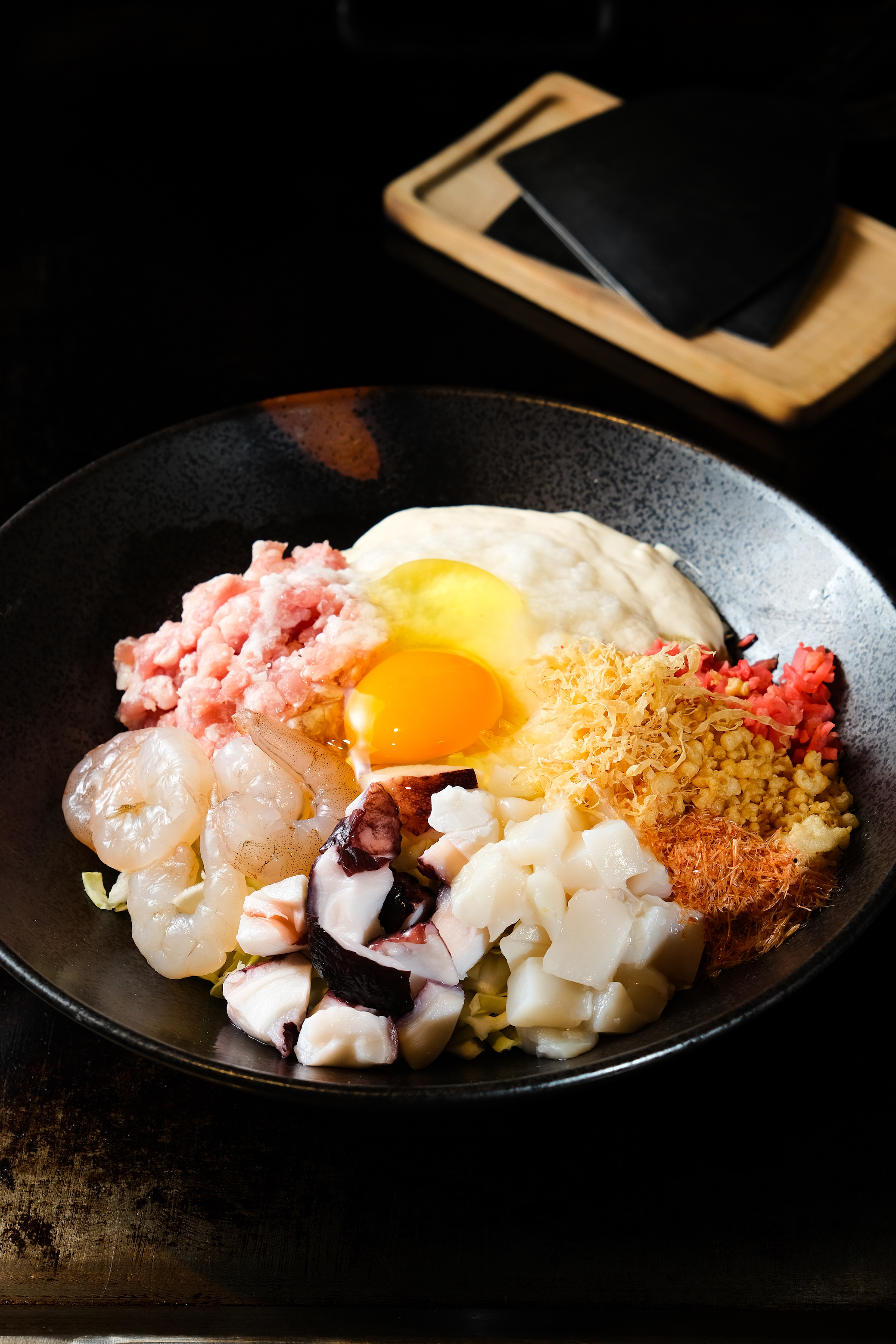 「綜合大阪燒」裡頭加了絞肉、烏賊、章魚、蝦子,澎湃度滿分。(350元/份)