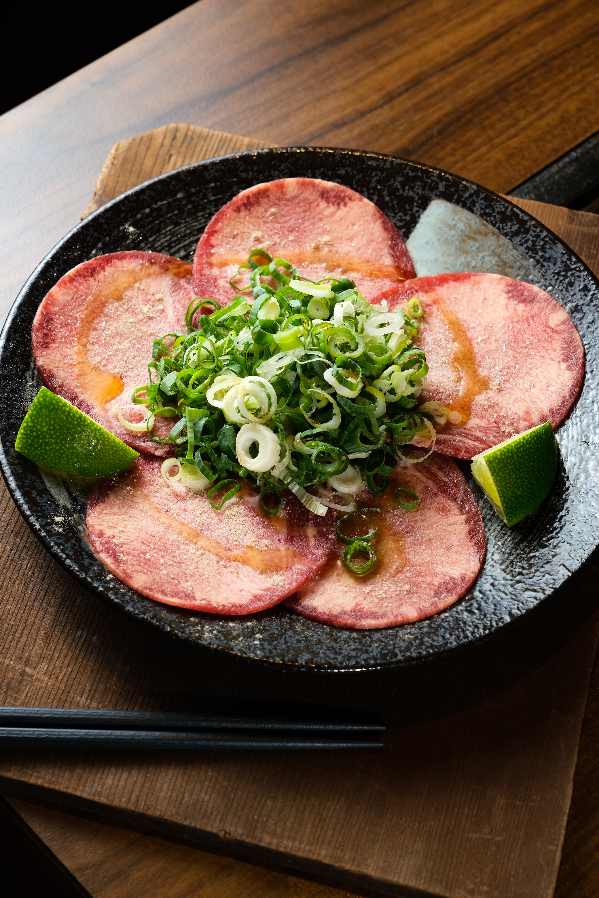 吃完主食還可用鐵板烤點肉,「蔥味牛舌」烤到半熟最脆甜。(300元/份)