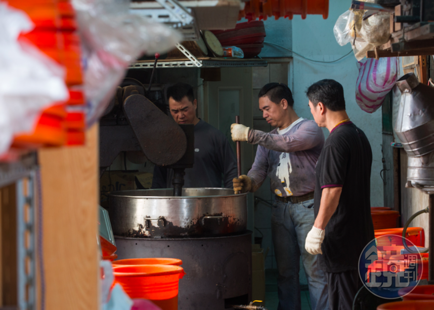 黃家兄弟從小跟著父親學做沙茶醬，全憑對食材的熟悉度與掌控火候的經驗，肉眼判斷下料和起鍋時間。（右起：大哥黃沛峰、三弟洪沛璔、四弟黃沛閎）