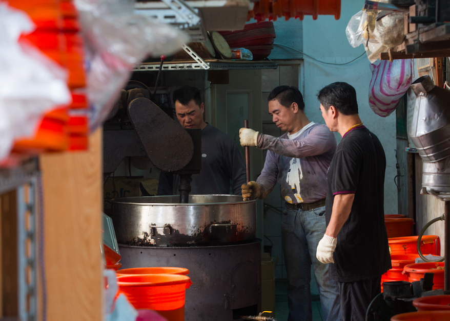 黃家兄弟從小跟著父親學做沙茶醬，全憑對食材的熟悉度與掌控火候的經驗，肉眼判斷下料和起鍋時間。（右起：大哥黃沛峰、三弟洪沛璔、四弟黃沛閎）