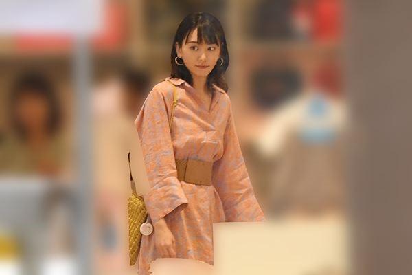 新垣結衣月初現身橫濱某賣場,拍攝《月薪嬌妻》特別篇。(翻攝自《女性自身》)