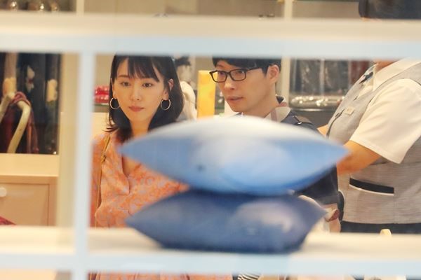 新垣結衣（左）和星野源到嬰兒用品商店拍攝，兩人在導演喊卡後幾乎零互動，保持距離。（翻攝自《女性自身》）
