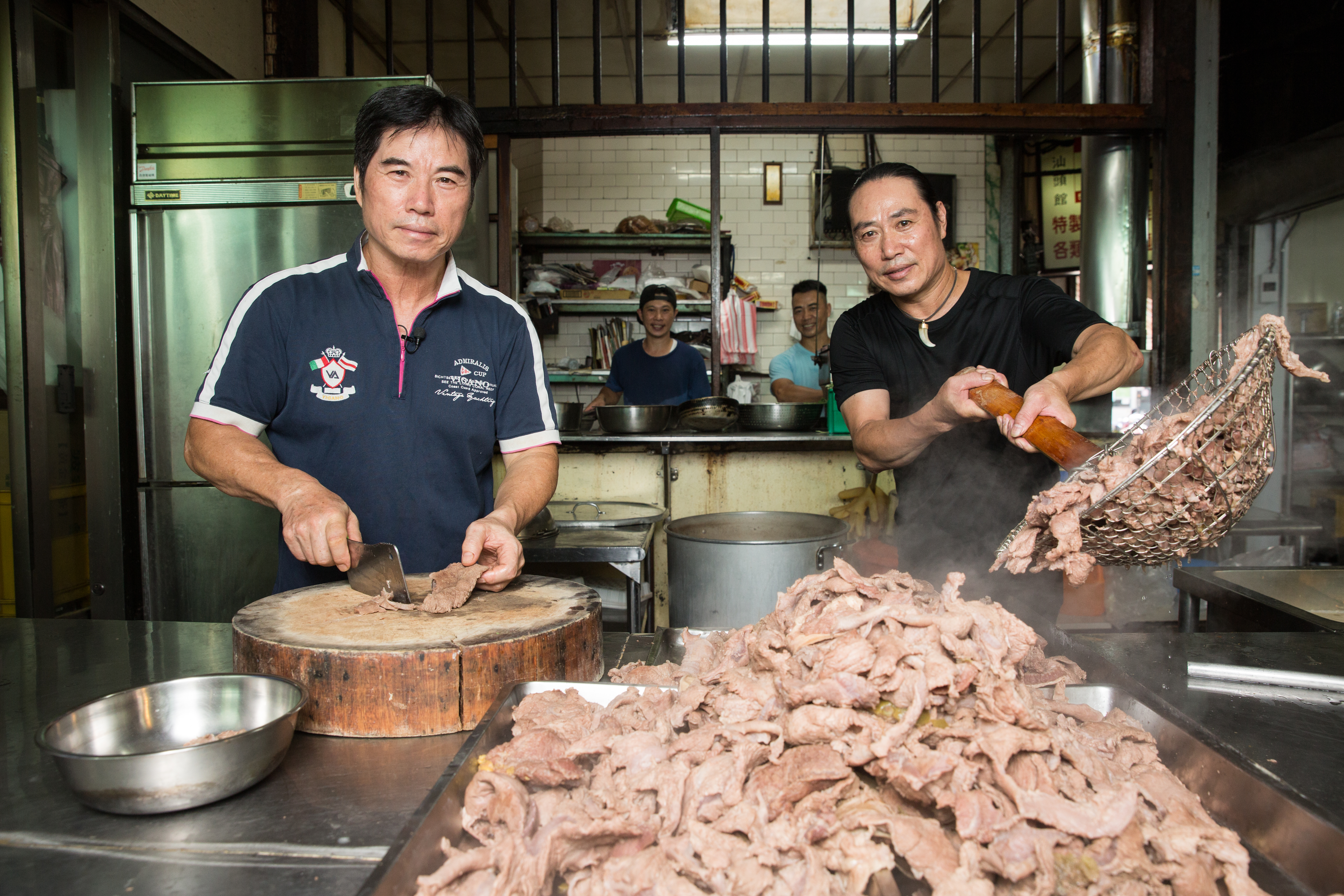傳承父親黃克記的手藝，黃家兄弟檔每日每天清晨即在店內燉煮牛雜湯。（前排右：二弟莊沛林、前排左：大哥黃沛峰；後排右：四弟黃沛閎、後排左：第三代黃國樑）