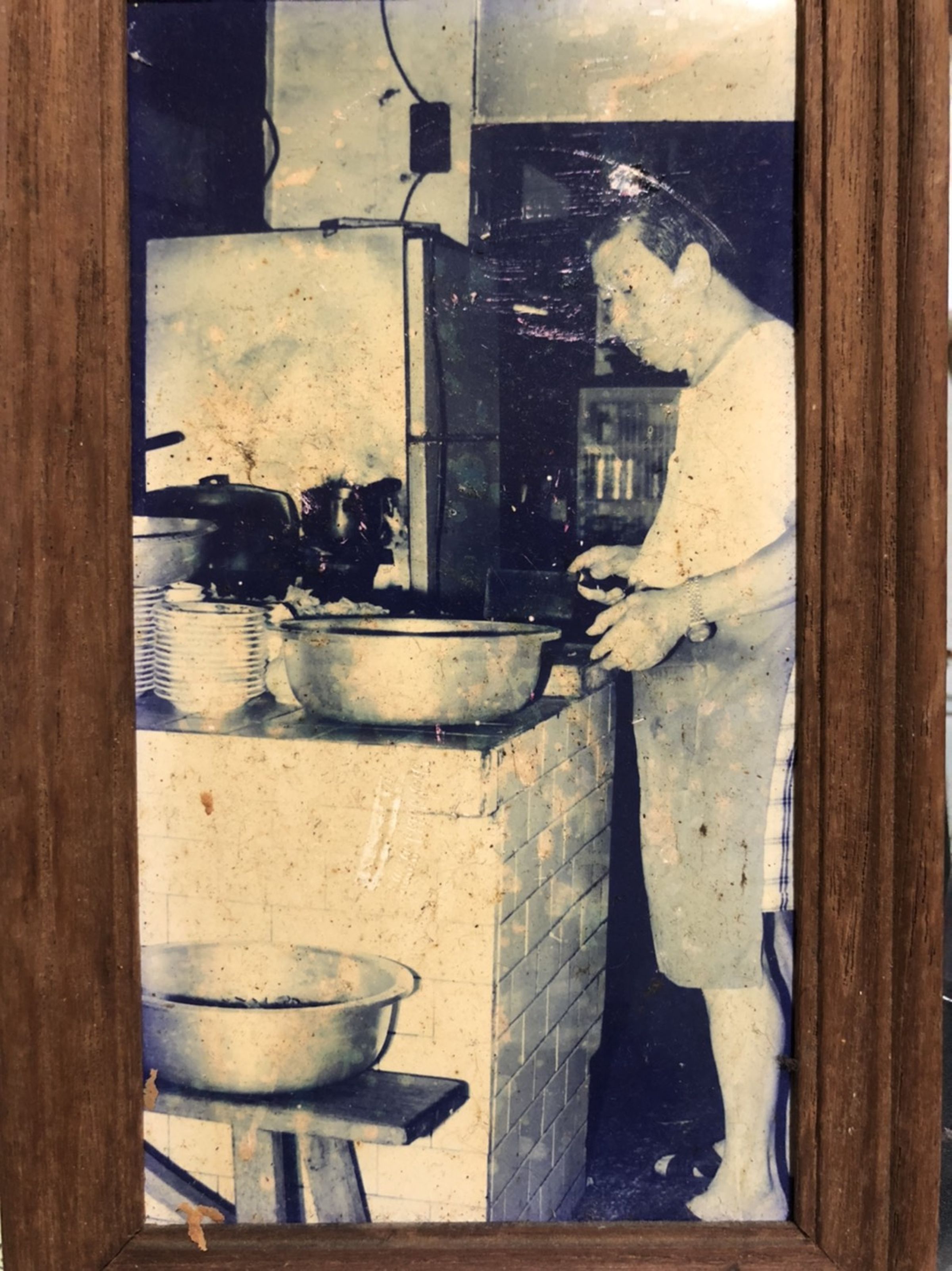 自1955年開業以來，黃克記每日清晨在店內燉煮牛雜湯，做到92歲才退休。