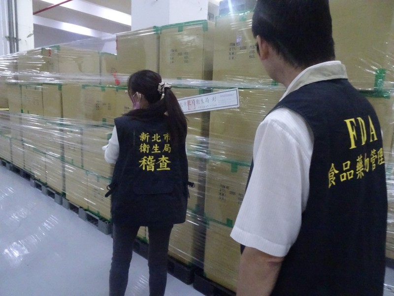 康匠被查獲未經衛福部核准就生產口罩，當時兩個廠房被查封百萬片口罩。（新北市衛生局提供）