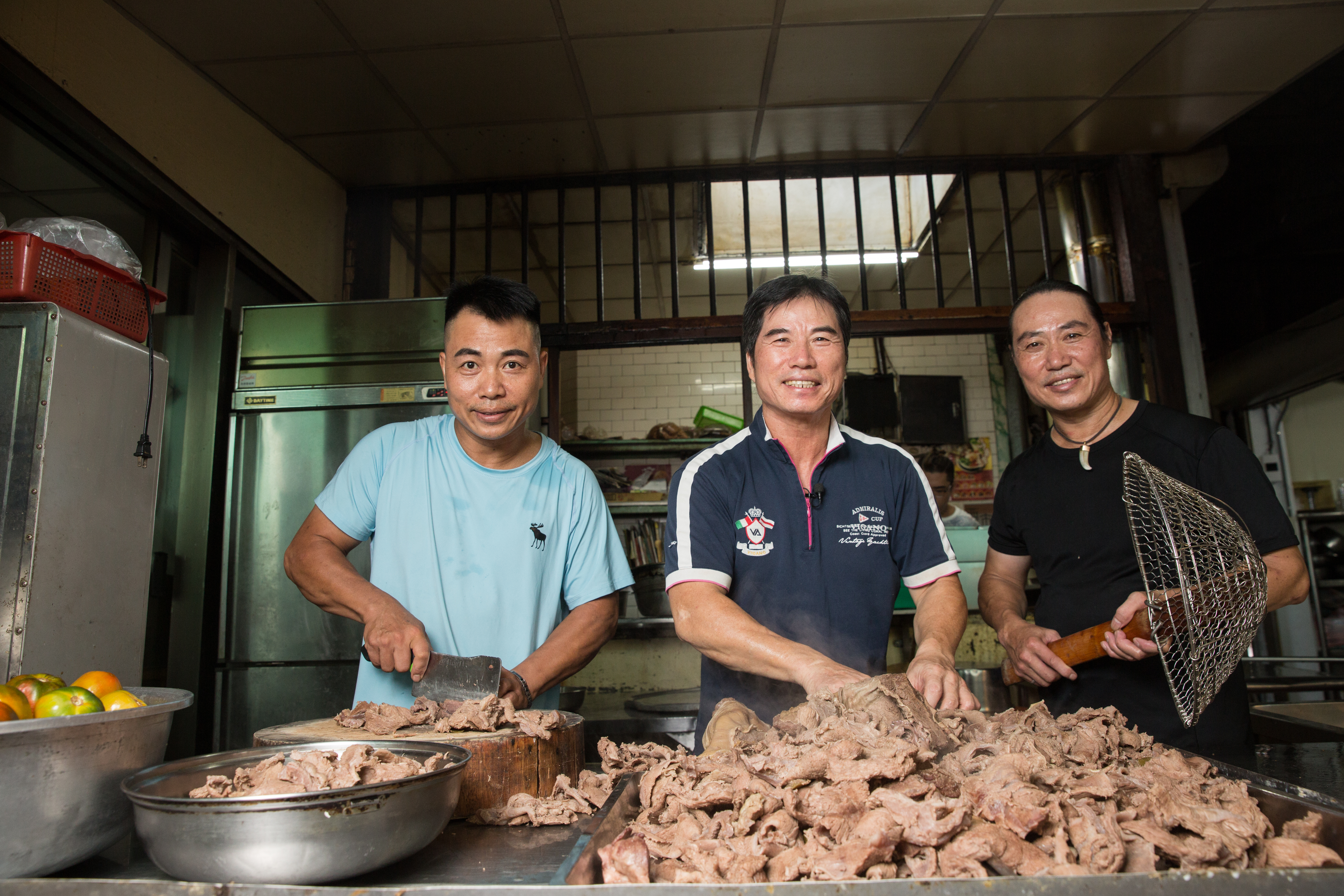 黃克記的兒子接手後，近年再於新竹另開2家店卻不分家，還訂下每人每月工作20天的輪班制與收入共享制，同心守護飄洋過海的父鄉味。（左起：二弟莊沛林、大哥黃沛峰、四弟黃沛閎）。