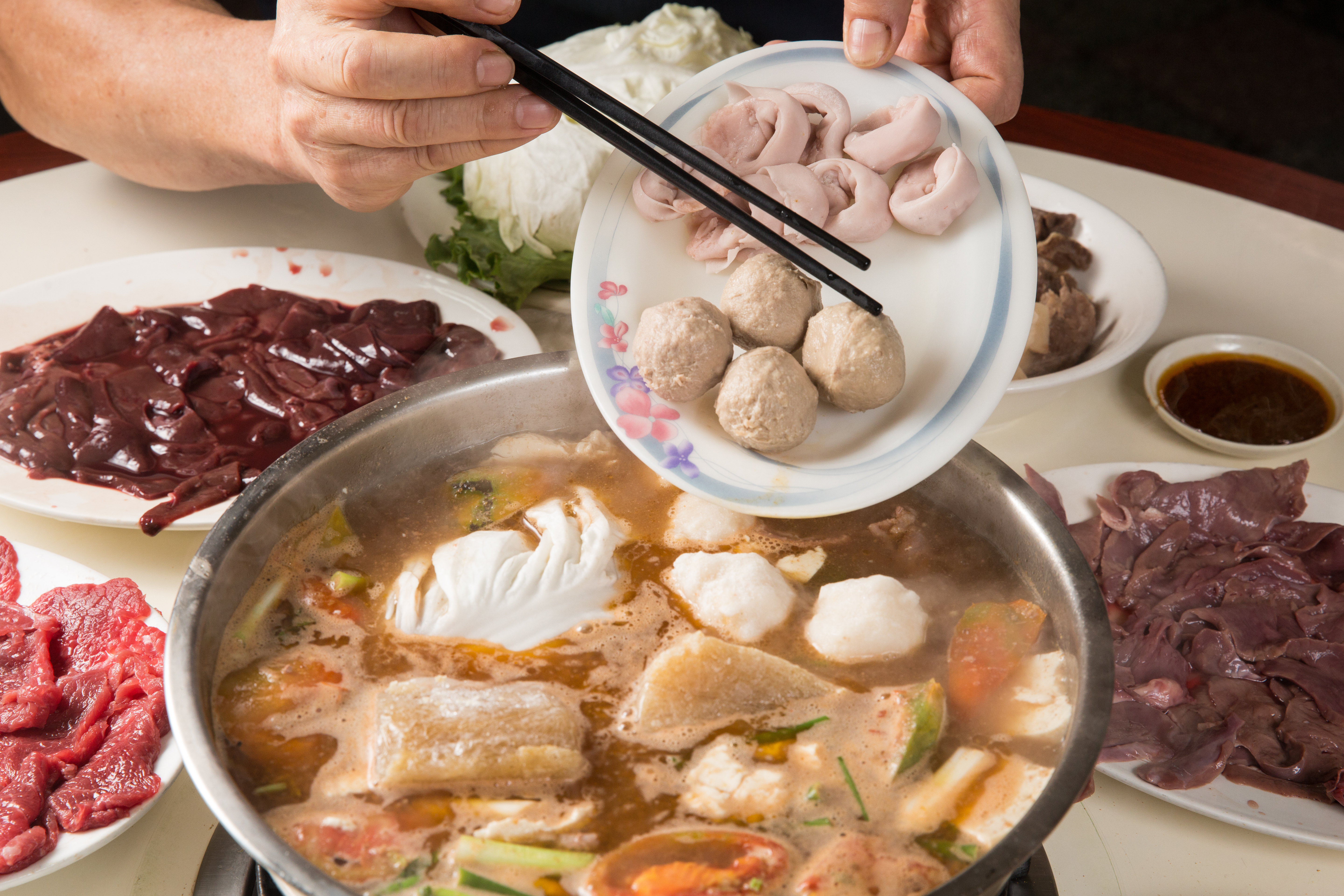 西市汕頭館的招牌料理為沙茶火鍋，提供豬肉、牛肉半筋半肉或清鍋底等選擇。（鍋底300元／2人份）
