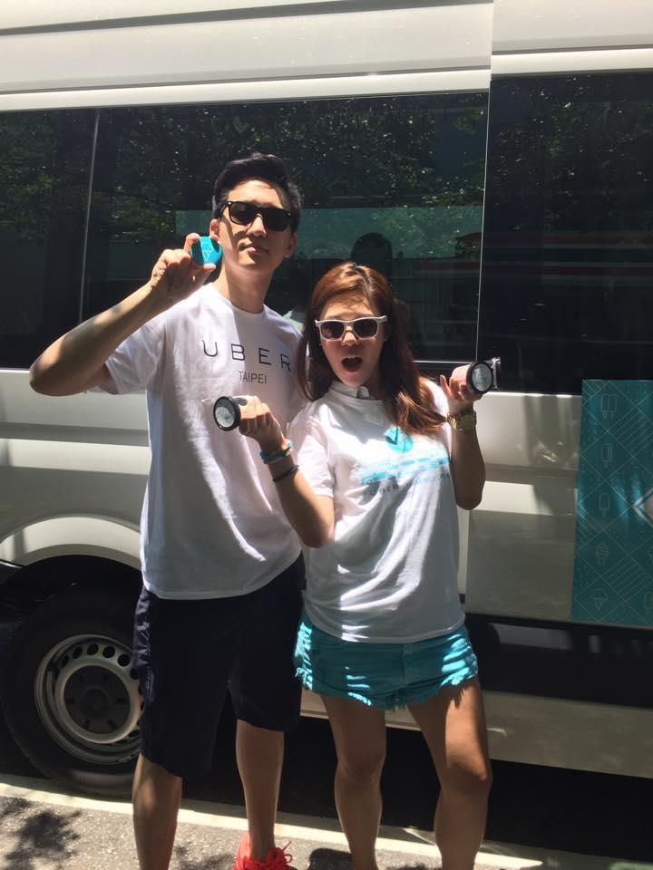 顧立楷（左）任職Uber期間舉辦全球冰淇淋日，丹妮婊姐（右）亦擔任冰淇淋外送員。（翻攝自Uber臉書）
