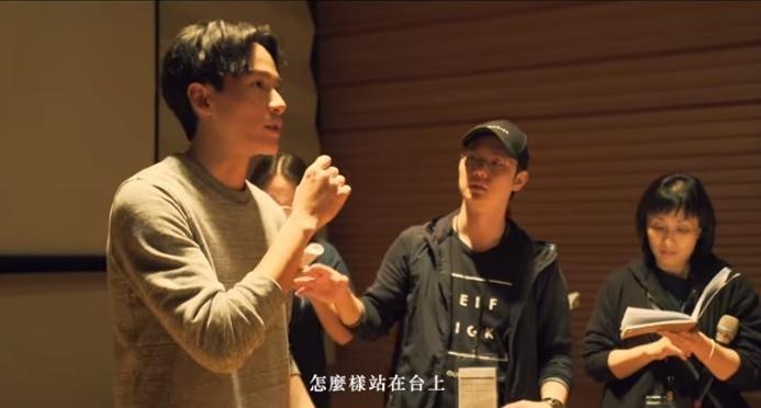 去年徐嘉凱(中)以執導的電影《聖人大盜》入圍金馬獎最佳新導演。(翻攝自YouTube SELF PICK頻道)
