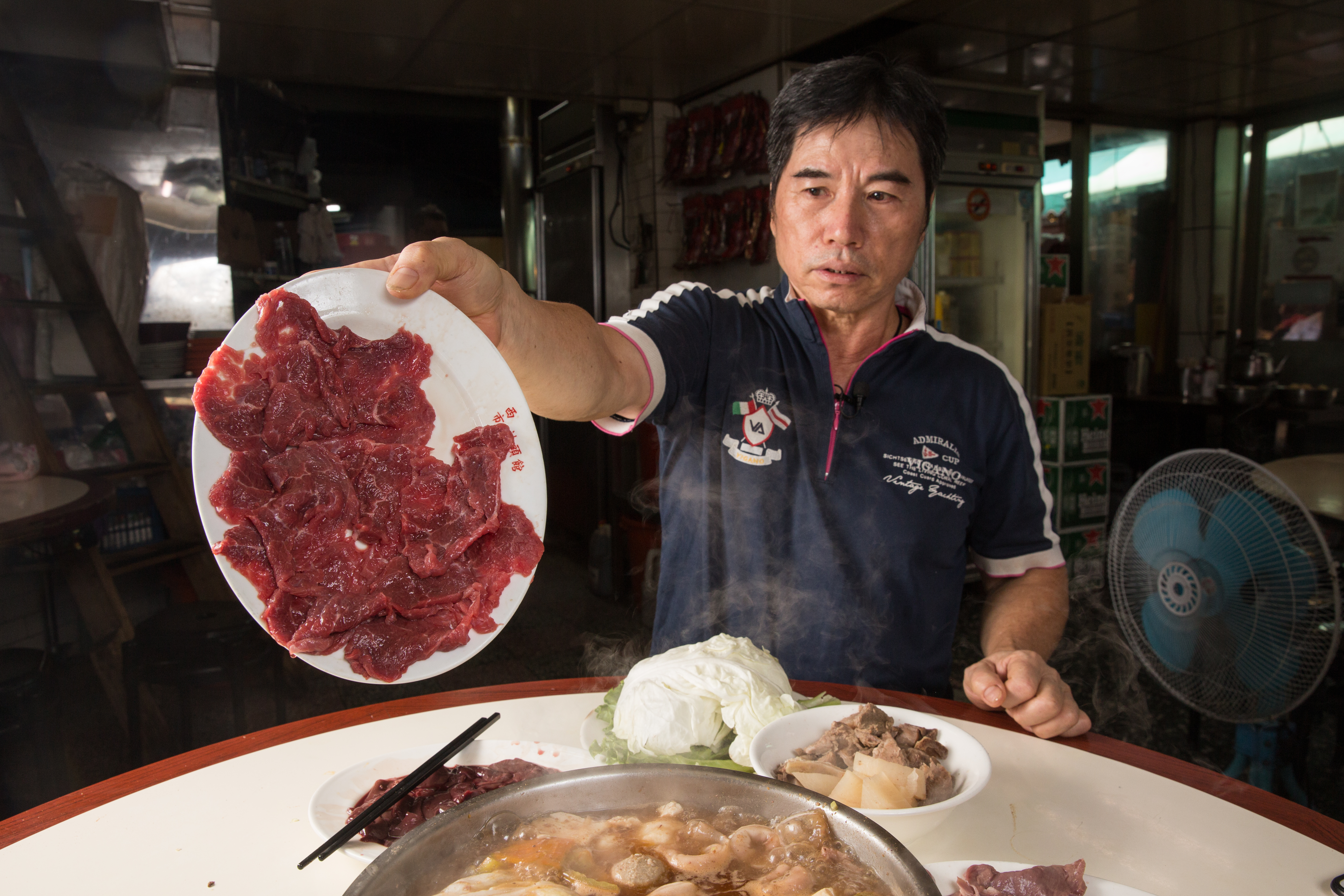 黃沛峰拿出一盤清晨現宰的溫體牛肉說，「做汕頭火鍋的食材講求新鮮。新鮮的肉，你把肉盤立起來，肉會自己黏在盤子，不會掉下來。」