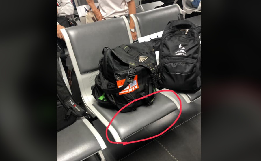 一名網友帶爸爸骨灰罈搭機回鄉，卻遇到女乘客硬擠座位（紅圈位置）。（翻攝自「爆怨公社」公社）