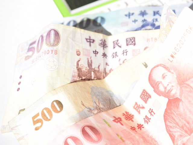 林楚茵立委質詢央行總裁金龍表示台幣太大張錢包裝不下。（示意圖源：pexels）