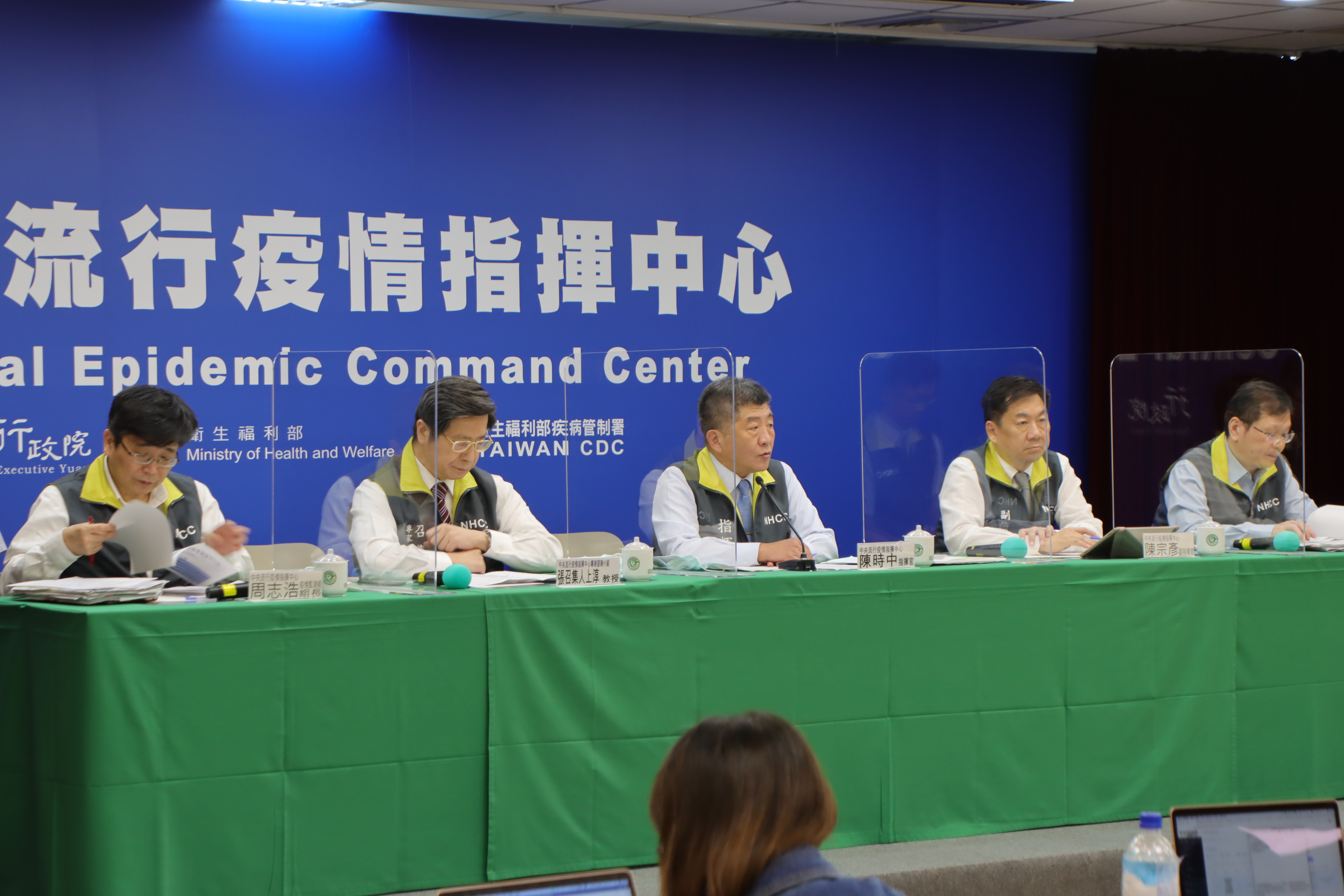 陳時中宣布，明天起50至64歲無高風成人暫緩施打公費流感疫苗。（指揮中心提供）