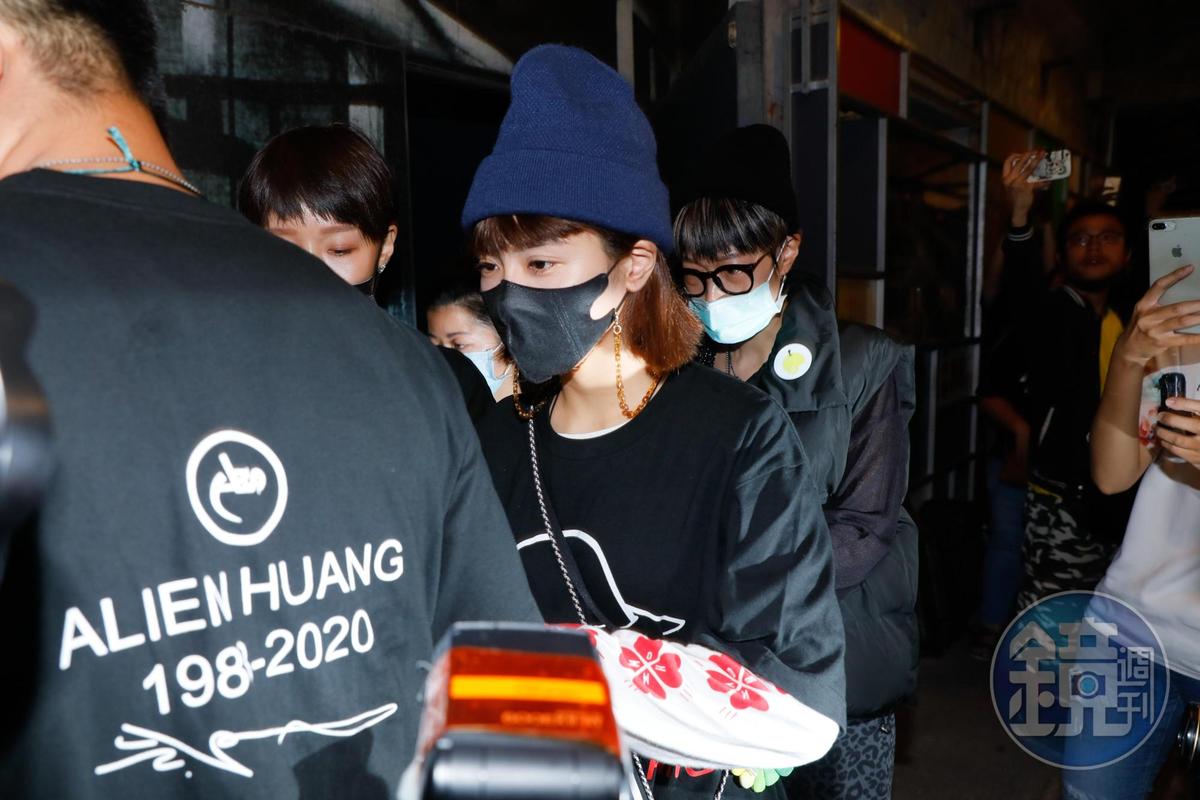 小鬼黃鴻升過世滿月，峮峮這段期間也不停消化、整理自己的悲傷心情。